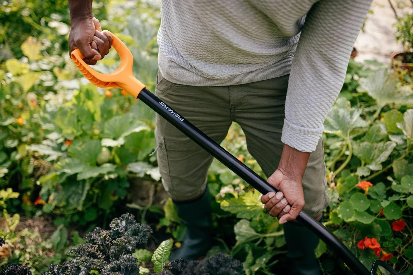 Fiskars Horca para compostar con 4 púas, Longitud: 126 cm, Púas de acero de calidad/Mango de plástico reforzado con fibra de vidrio, Negro/Naranja, Solid, 1070674