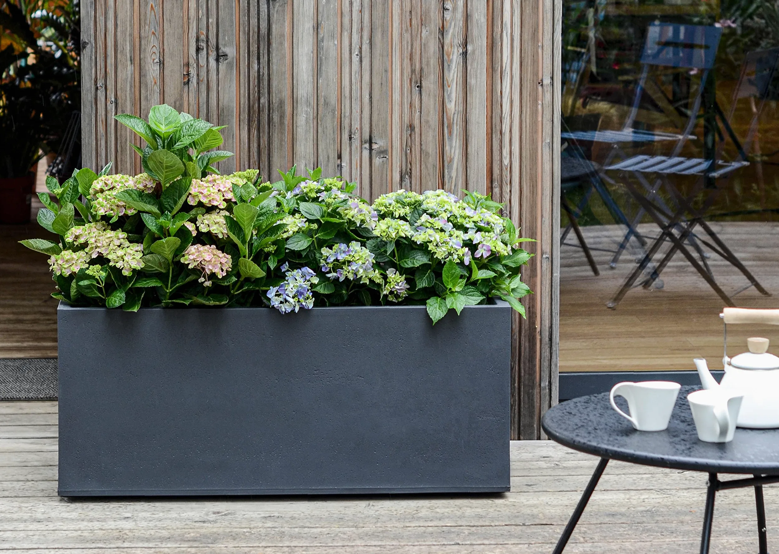 EDA – Jardinera Basalt – 98 L – Decoración de imitación hormigón, para Uso en Interiores y Exteriores, Zona de retención de Agua para limitar el riego, 99,5 x 39,5 x H. 43,5 cm, Gris Antracita