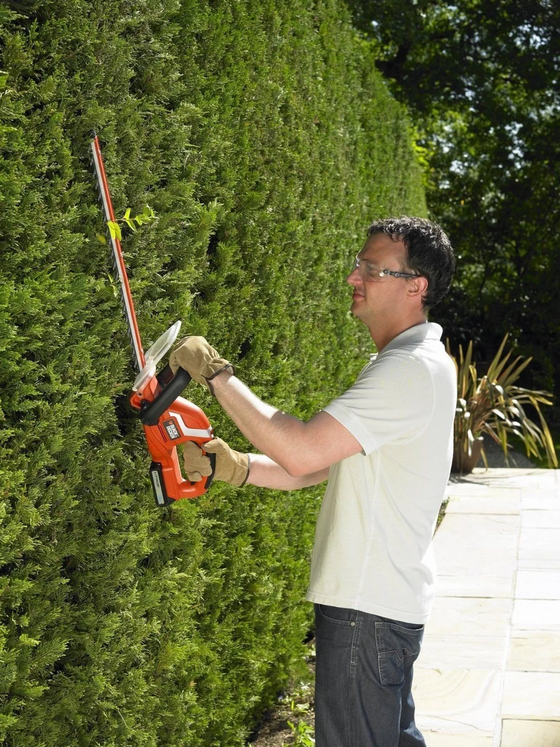 BLACK+DECKER Cortasetos 18V con Batería Litio de 2.0Ah y Espada de 45cm 18mm Tiene Espacio Entre Dientes con 18 Niveles de Potencia, GTC1845L20