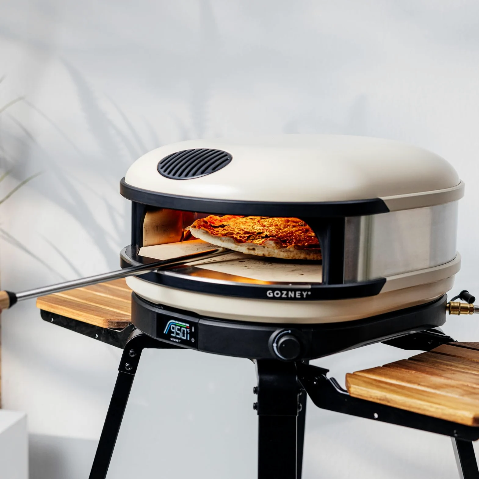 Gozney Arc & Arc XL - Soporte para horno de pizza, soporte para exteriores con ruedas de bloqueo, alas de madera ajustables para ingredientes y herramientas, ganchos para colgar utensilios de cocina