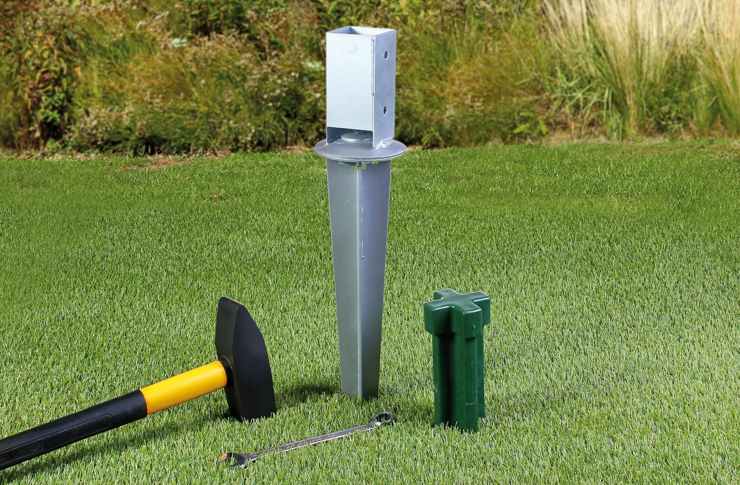 Alberts 208103 Juego de 8 casquillos de suelo | para postes cuadrados de madera con maceta ajustable | galvanizado en caliente | 71 x 71 mm | longitud total 750 mm