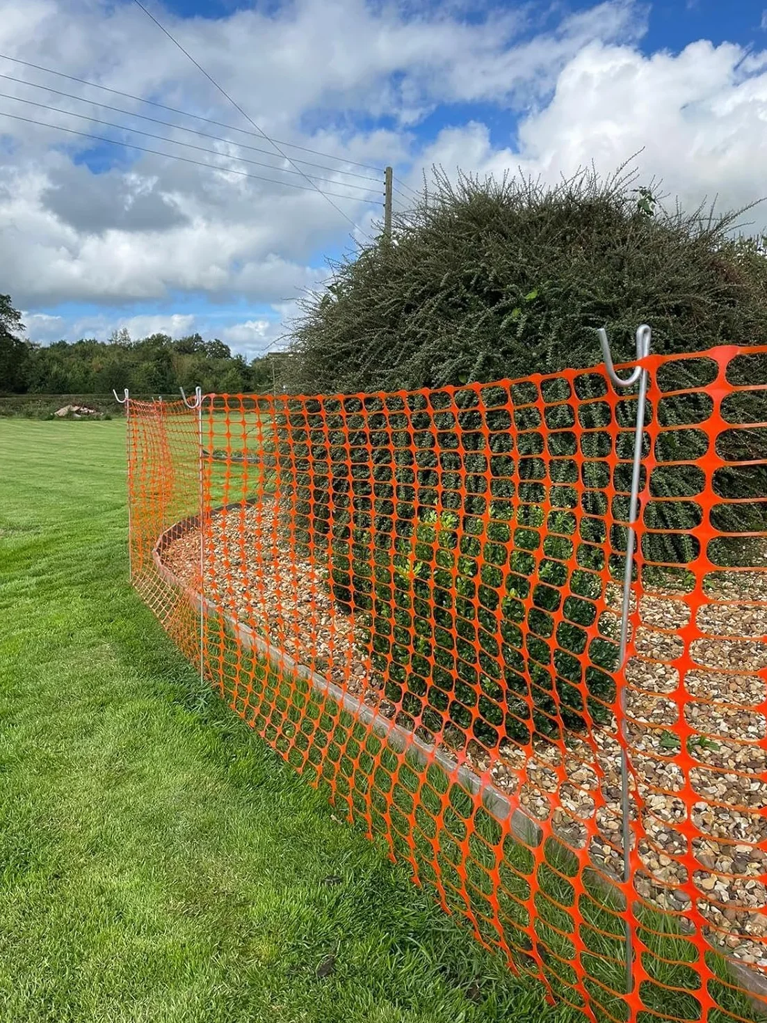 Smith & Barker Valla Temporal 25 m x 1 m – Malla de Seguridad Naranja 130 g/m² con 10 Postes Metálicos Galvanizados – Valla de Obra, Valla de Señalización