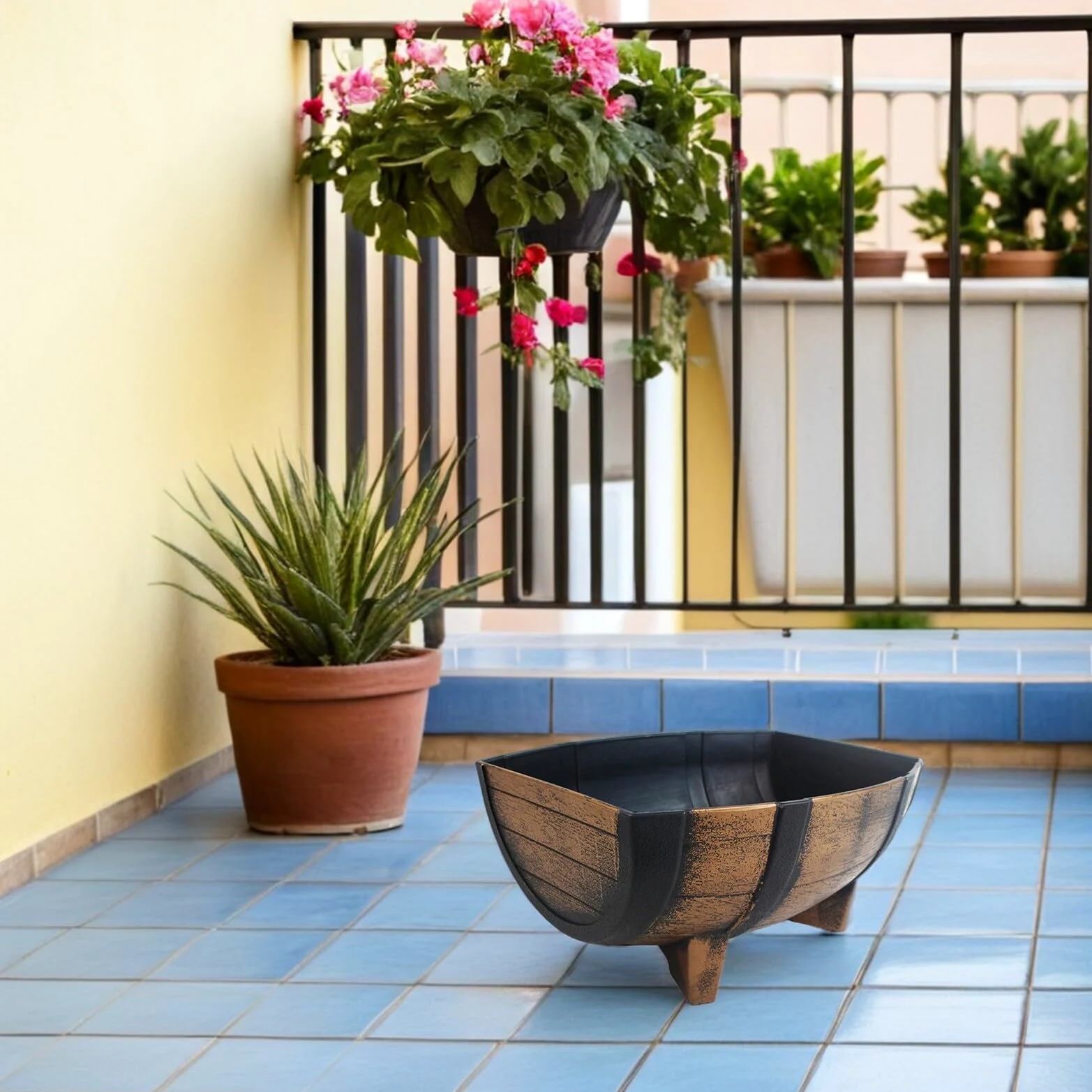 COLLBATH Jardinera de Medio Barril Rústica para Jardín Exterior E Interior, Maceta Estilo Granja 40,6x20,8 Cm, Plástico Resistente con Patas Elevadas para Mejor Drenaje y Decoración