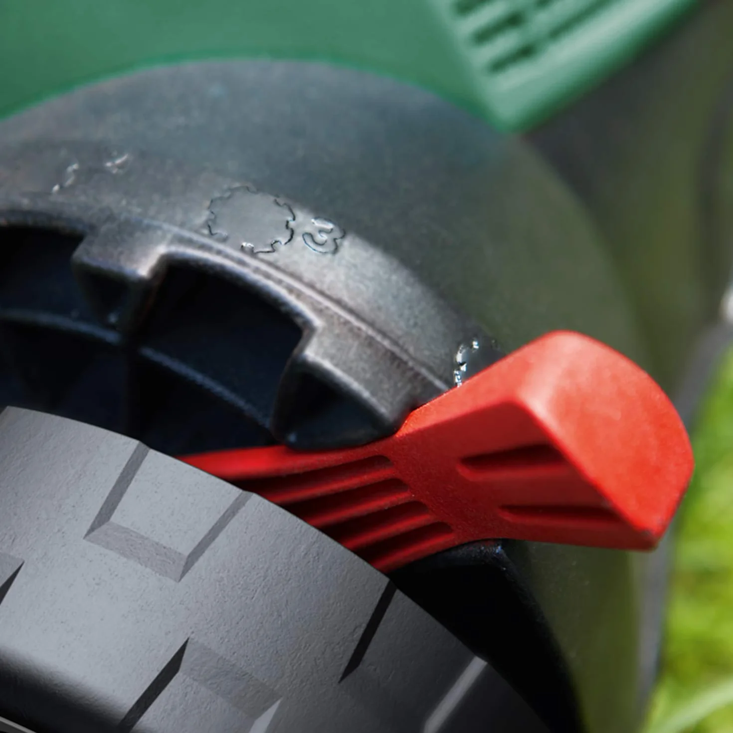 Bosch escarificador eléctrico UniversalVerticut 1100 (1100 W, Anchura de Funcionamiento: 32 cm, Capacidad de la Caja colectora: 50 l, en Caja)