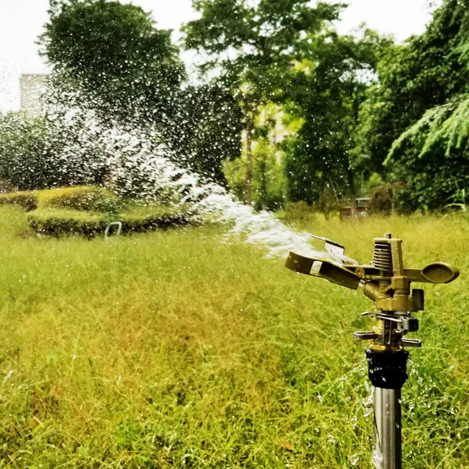 Trípode de riego de jardín, soporte ajustable para aspersor de agua, base estable, diseño de riego de 360 grados, herramienta de riego eficiente para césped y jardines