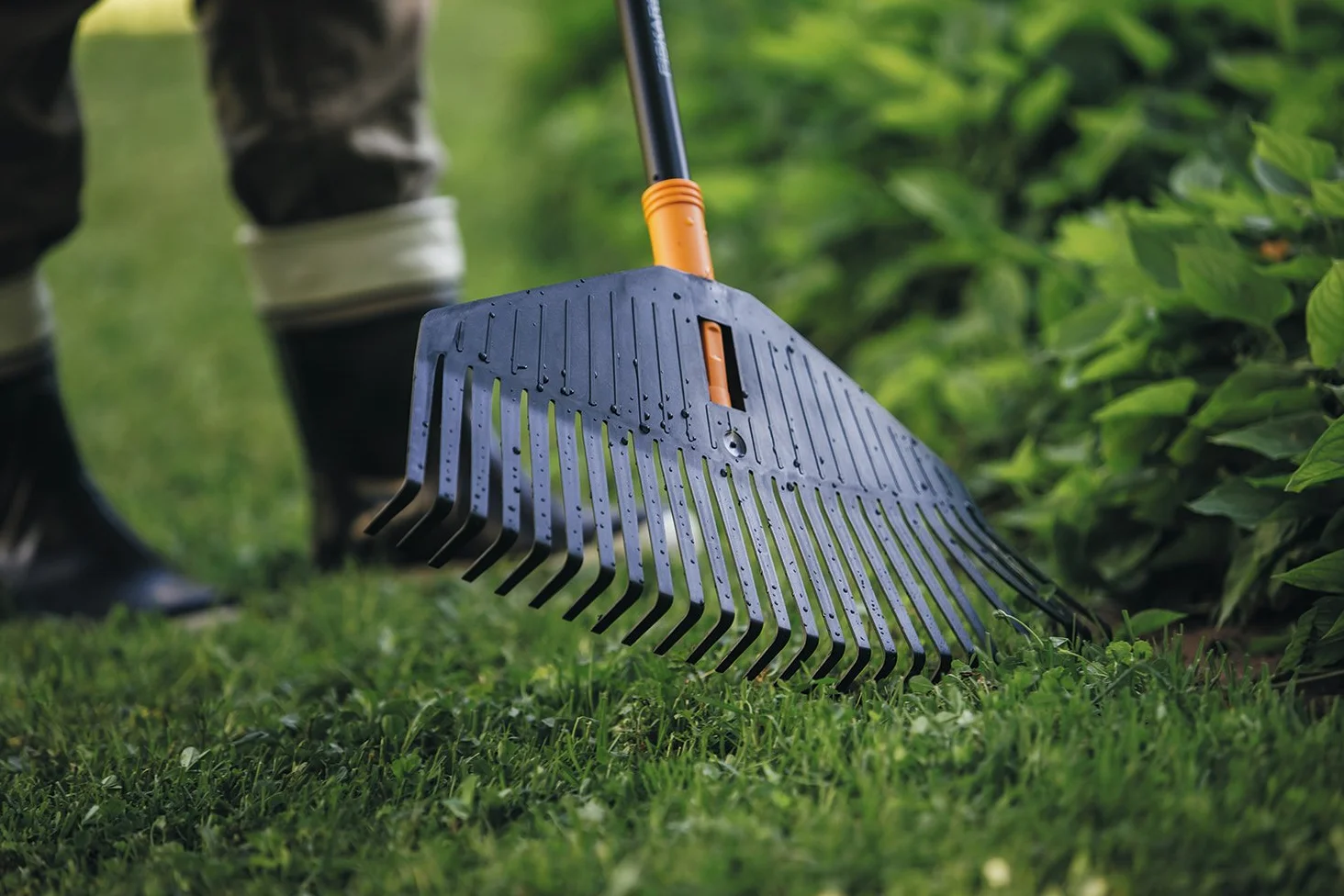 Fiskars Rastrillo para hojas 25 dientes 175 cm Ancho 52 cm Dientes de plástico Mango de aluminio Negro Naranja
