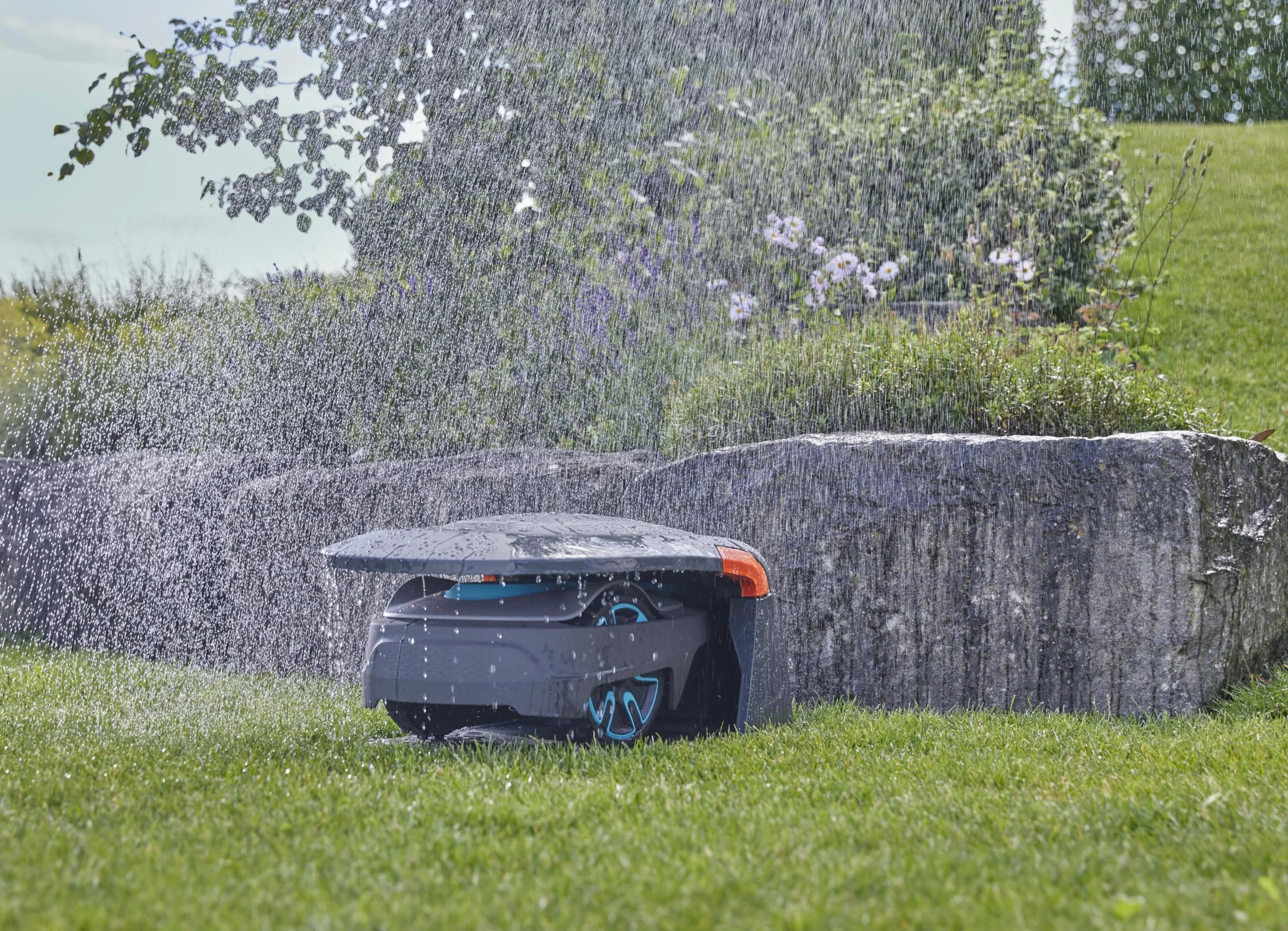 Gardena caseta para robots cortacésped: garaje para segadora, protección contra el sol y la lluvia para el robot y la estación de carga (15020-20)