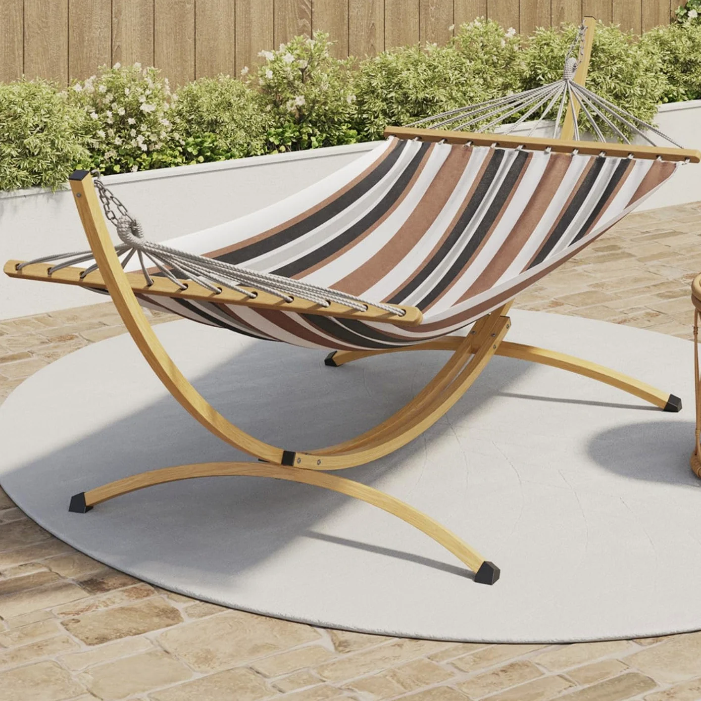 IDMarket – Hamaca XL con soporte de metal, efecto madera y tela rayada negra, blanca y chocolate