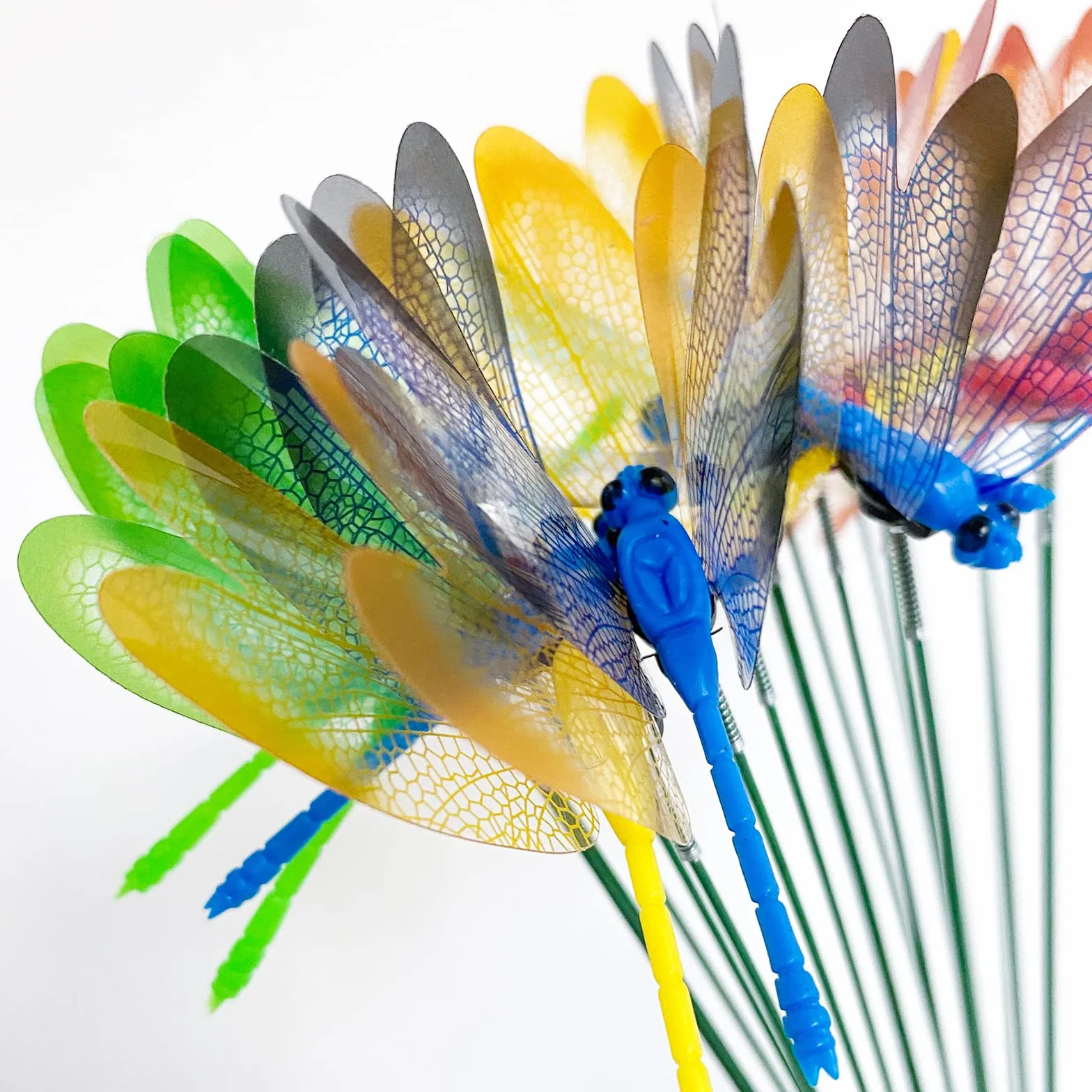 12 estacas de decoración de jardín de libélula – Púas florales de mosca de dragón falsa para decoración de tartas, libélulas – Mosca de dragón 3D para interiores y exteriores, regalo