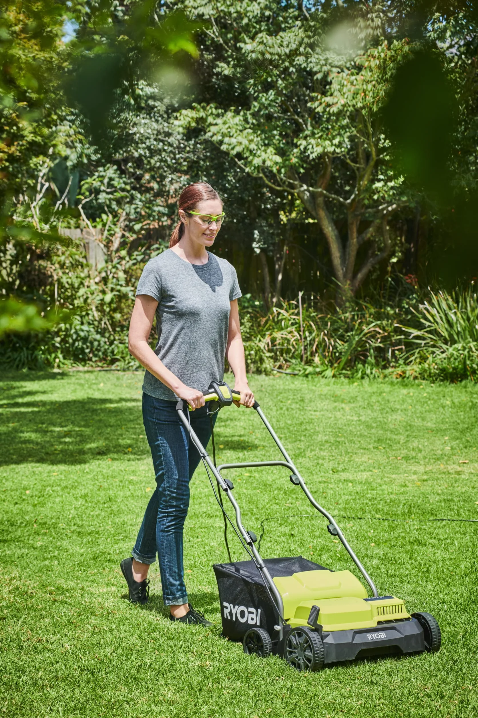 RYOBI - Escarificador/Aireador 1400W 220V - Ancho 35cm - 4 Posiciones de Trabajo - 1 Rodillo Escarificador con 16 Cuchillas, 1 Rodillo Aireador con Garras y 1 Contenedor Flexible 55L - RY1400SF35B