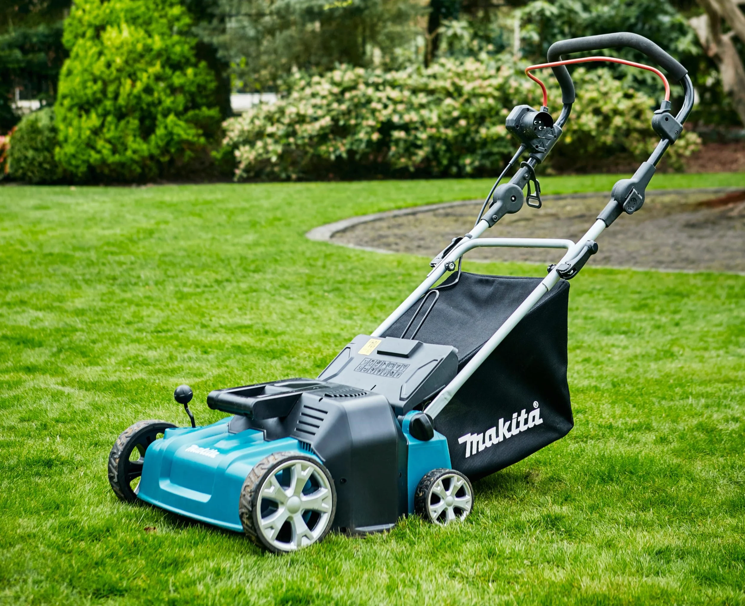 Makita UV3600 - Escarificador eléctrico (1300 W) [Importado de Alemania]