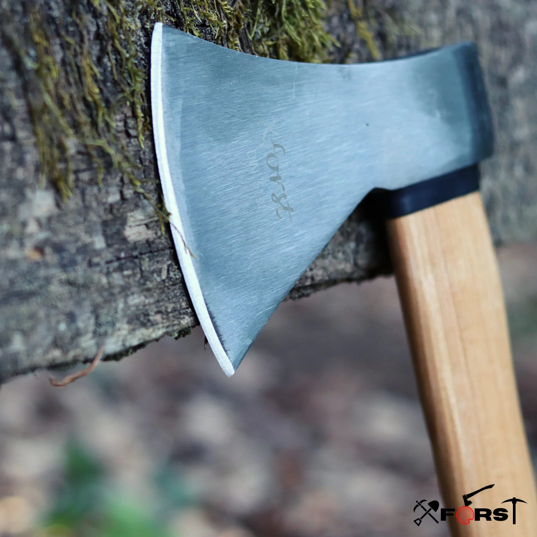 Xforst Hacha de Mano para Leña, Camping y Jardín, Hoja de Acero al Carbono con Mango de Madera de Hickory, Cabeza 800 g, 40,5 cm, Conforme a DIN 5131 y TÜV/GS, con Funda Protectora, X-UW800C