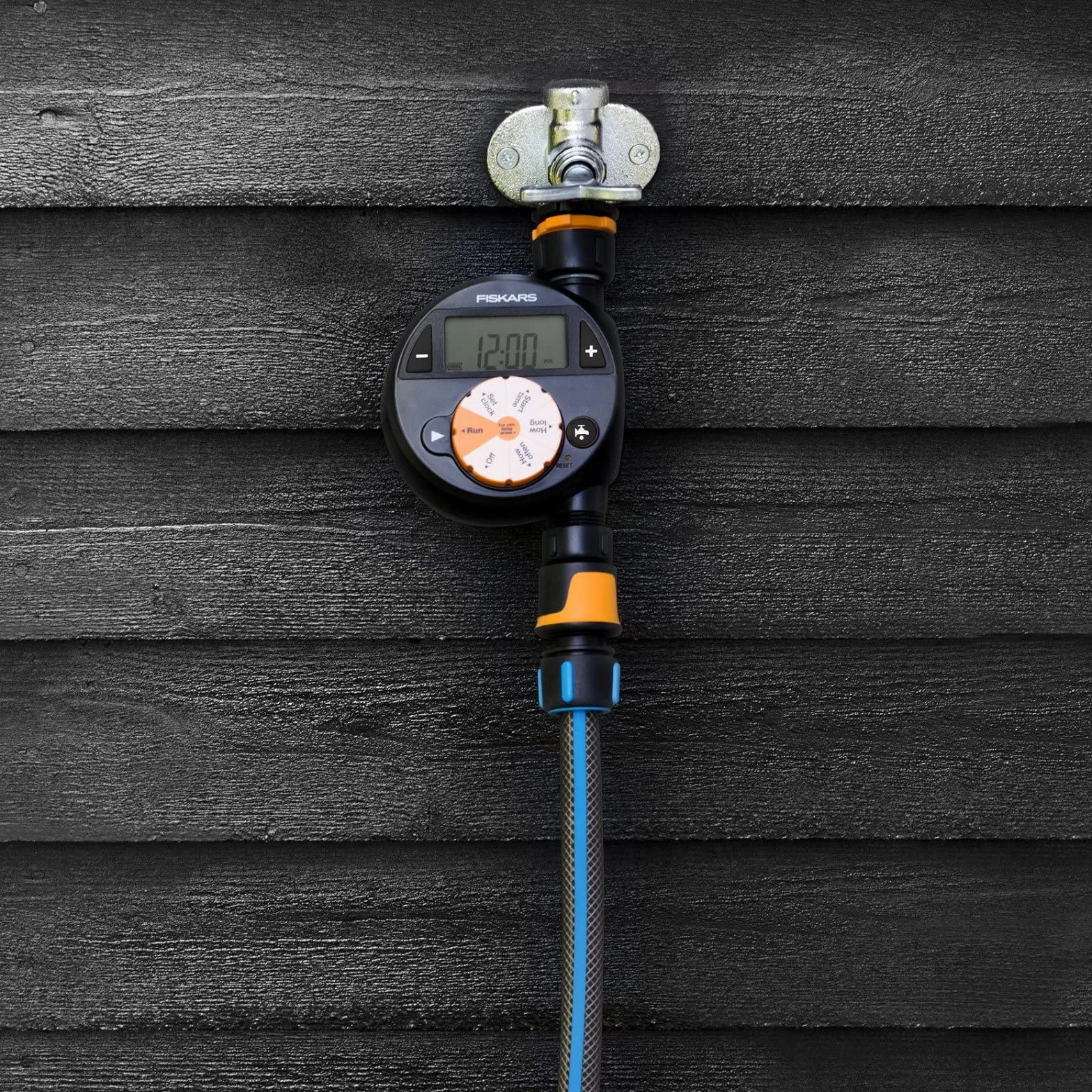 Fiskars Programador/Timer con 1 salida, Para todos los tamaños de grifo habituales, Pantalla LCD de fácil lectura, Tamaño universal, 380 g, Negro/Naranja, 1054791