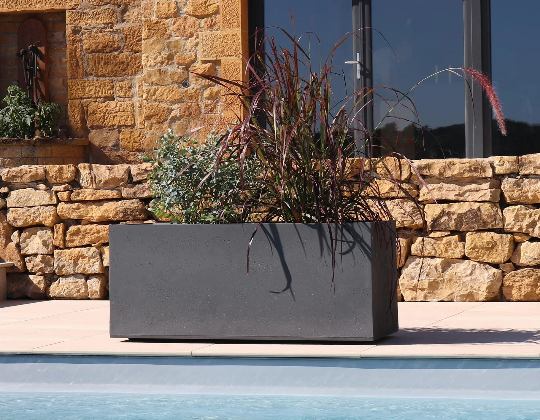 EDA – Jardinera Basalt – 98 L – Decoración de imitación hormigón, para Uso en Interiores y Exteriores, Zona de retención de Agua para limitar el riego, 99,5 x 39,5 x H. 43,5 cm, Gris Antracita