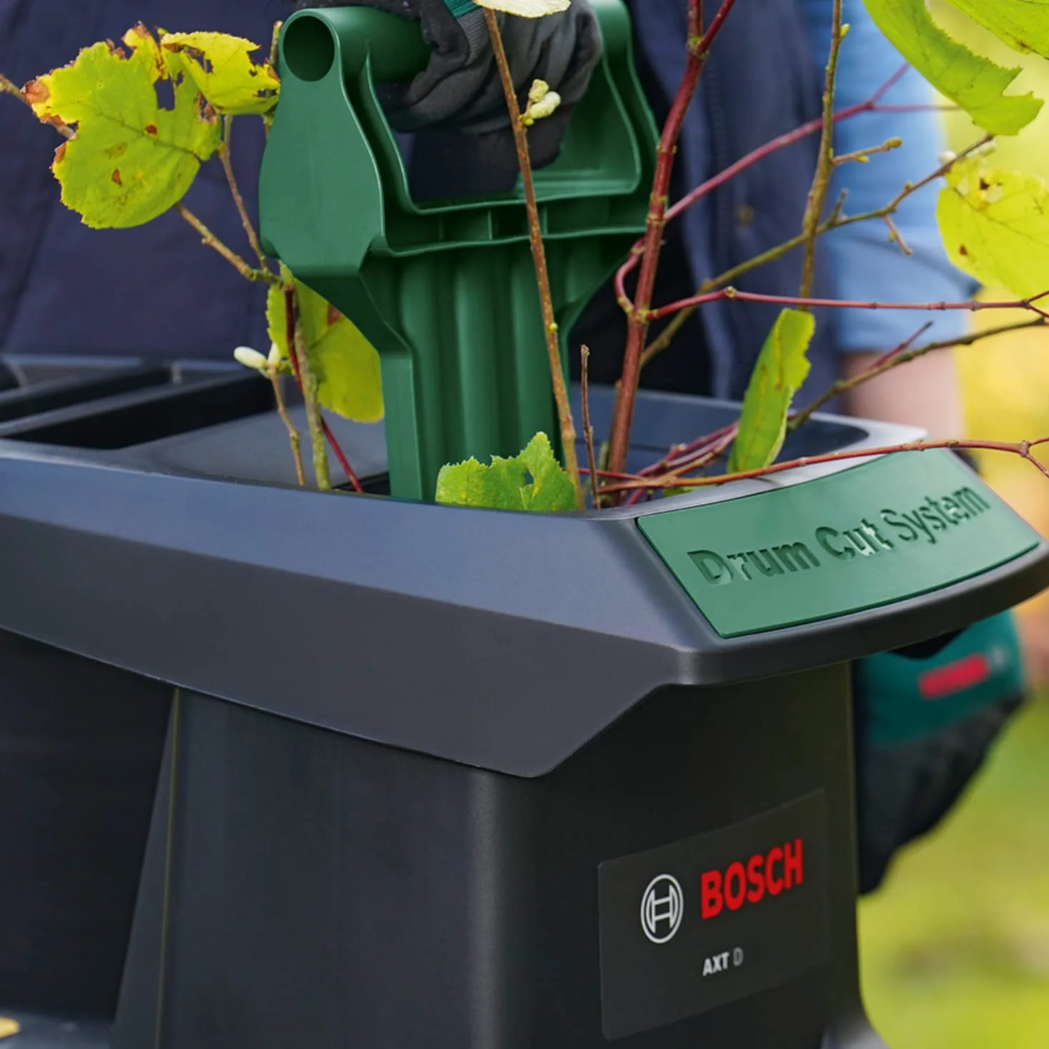 Bosch desmenuzadora silenciosa de jardín AXT 22 D | 2200 W; apta para madera, setos y zarzas; caja de recogida integrada de 53 L