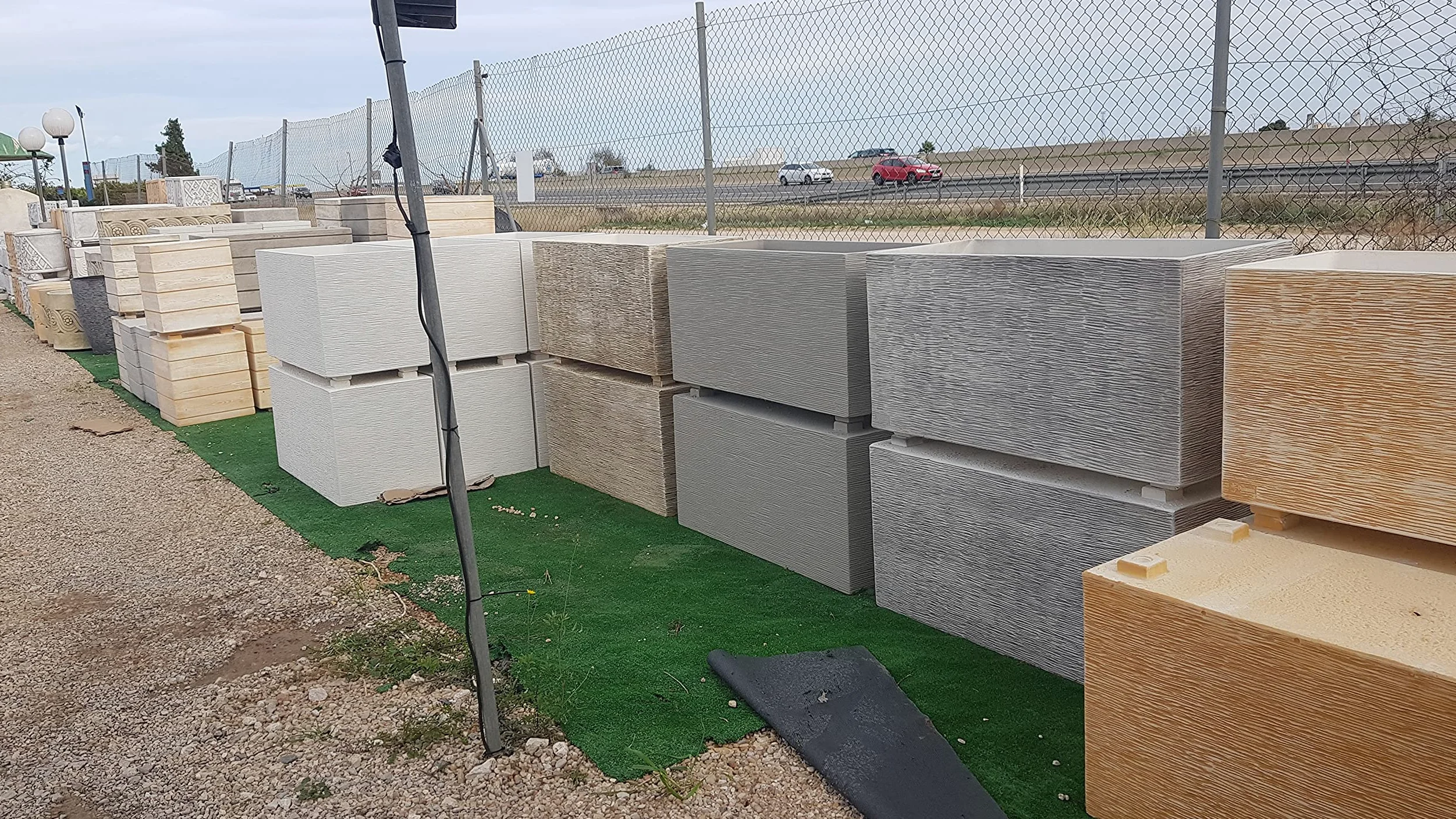 AnaParra Jardinera Rectangular Moderna en hormigón aligerado para Exterior Rectangular Pacífico 90X40X48cm. Natural Musgo Verde