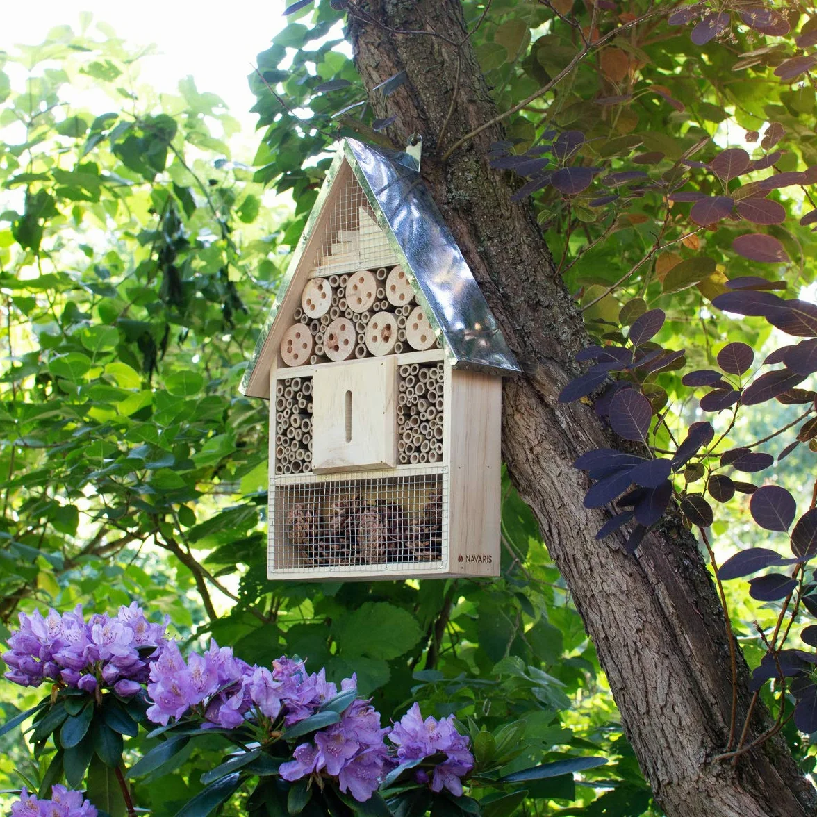 Navaris XL Hotel para Insectos de Madera - observatorio de Insectos 23 x 40 x 7 cm - casa Natural Cubierta metálica y Gancho para Diferentes bichos