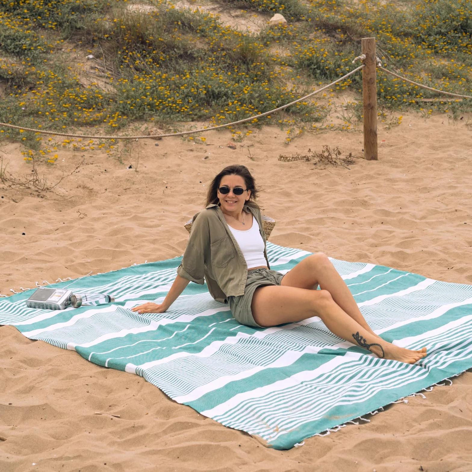 MOMOMUS Fouta XXL o Manta de Pícnic Antiarena - Ligera, Plegable y Estilo Boho - Ideal como Toalla, Esterilla de Playa Grande o Manta de Playa - Verde Mar, 210x240 cm