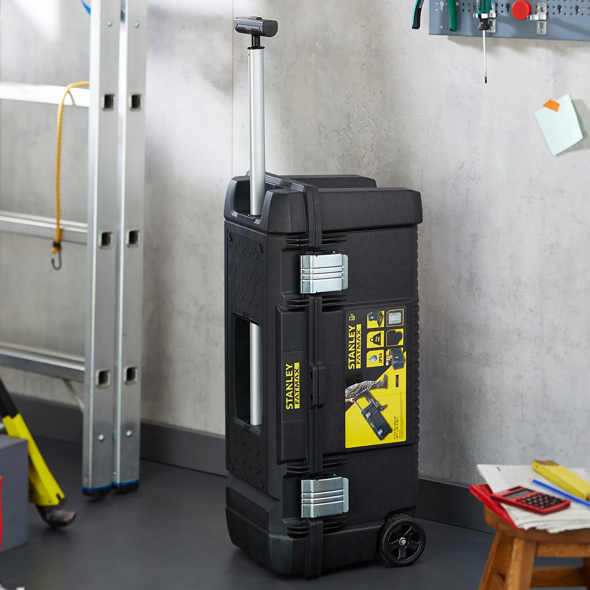STANLEY FATMAX Caja de Herramientas 71cm con Ruedas y Asa Telescópica, Cierres Metálicos, Protección IP54, Ranura en V, Bandeja Interior, Empuñaduras Ergonómicas, FMST1-75761