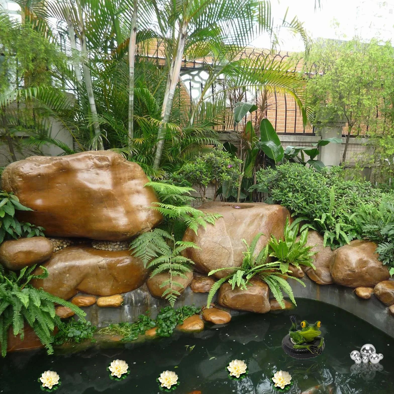 Set de decoración para Estanque de jardín, Dos Ranas con Bolas de Plata y 2 Unidades de Flor de Loto como decoración de jardín para Estanque pequeño (Rana de Espalda)