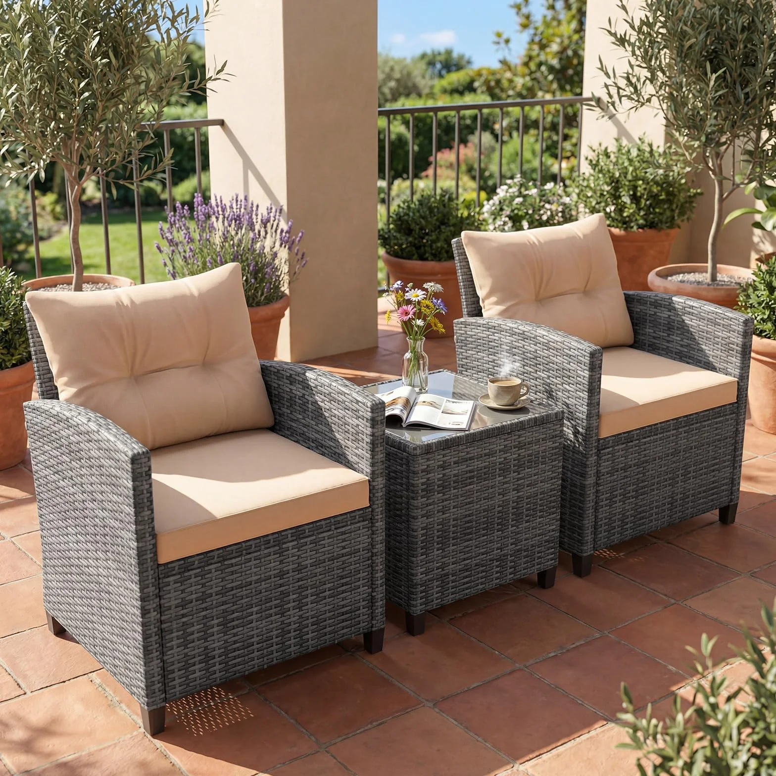 GIANTEX Conjunto de Muebles Jardín 3 Piezas, Mesa y Sillas de Exterior de Ratán PE con Cojines, Mesa con Tablero de Vidrio, para 2 Personas, para Terraza, Patio, Balcón (Gris+Marrón)