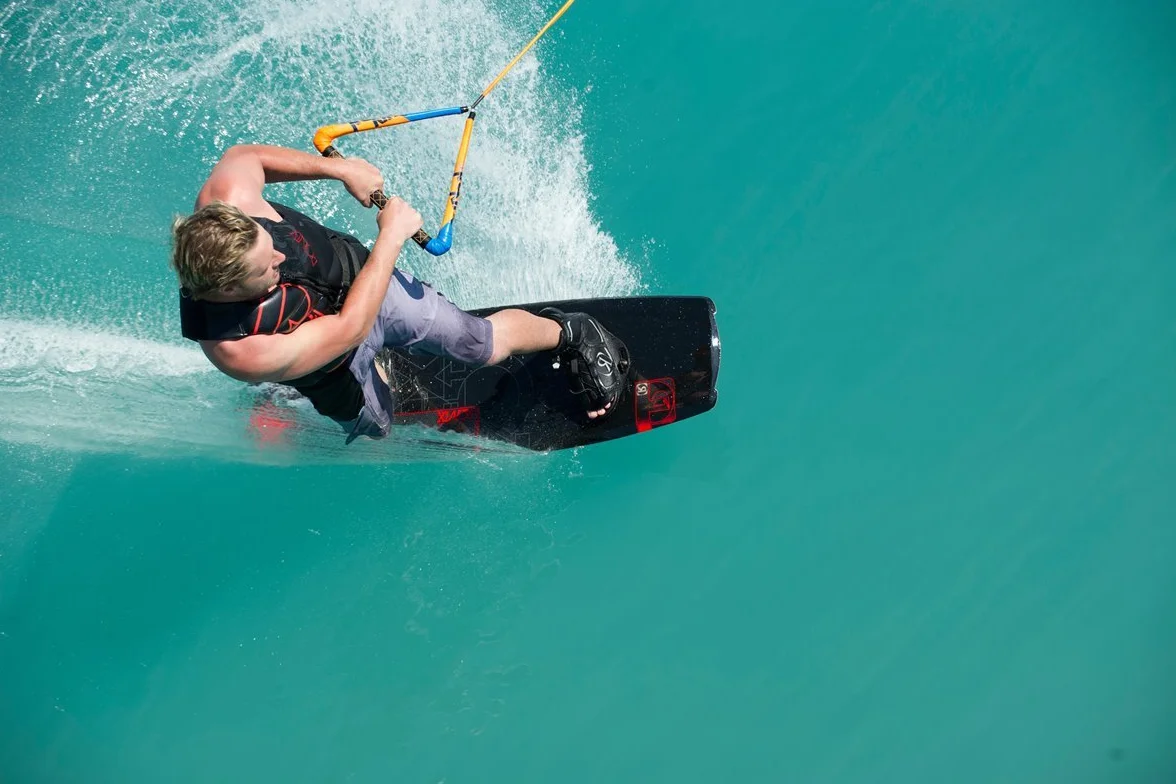 BRUNELLI Juego de wakeboard carbono 138 cm fijación Jobe Maze