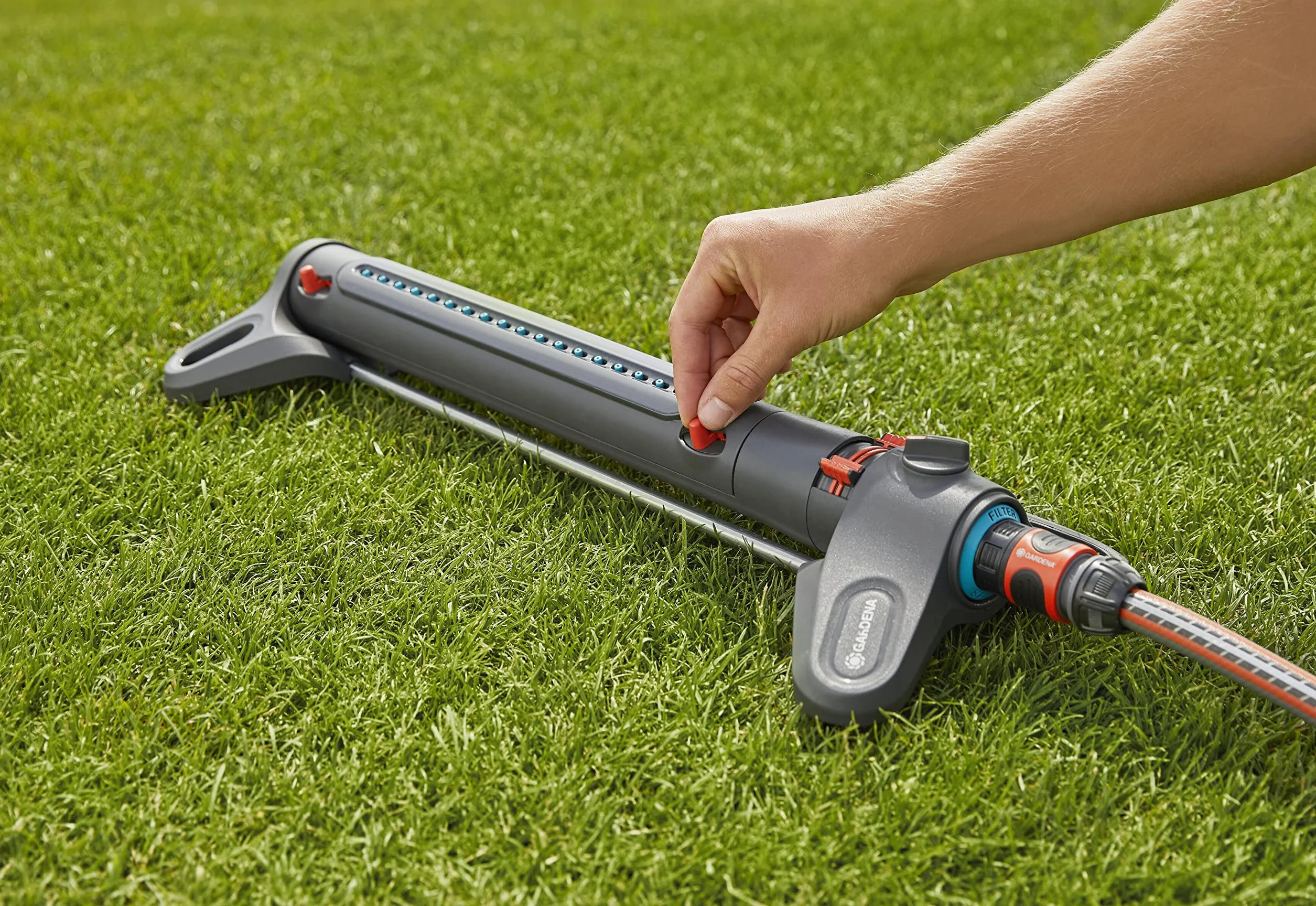 Aspersor oscilante Gardena AquaZoom L: aspersor para regar superficies de entre 28 y 350 m², radio de alcance 7-21 m, amplitud de riego 4-17 m, filtro de metal integrado (18714-20)