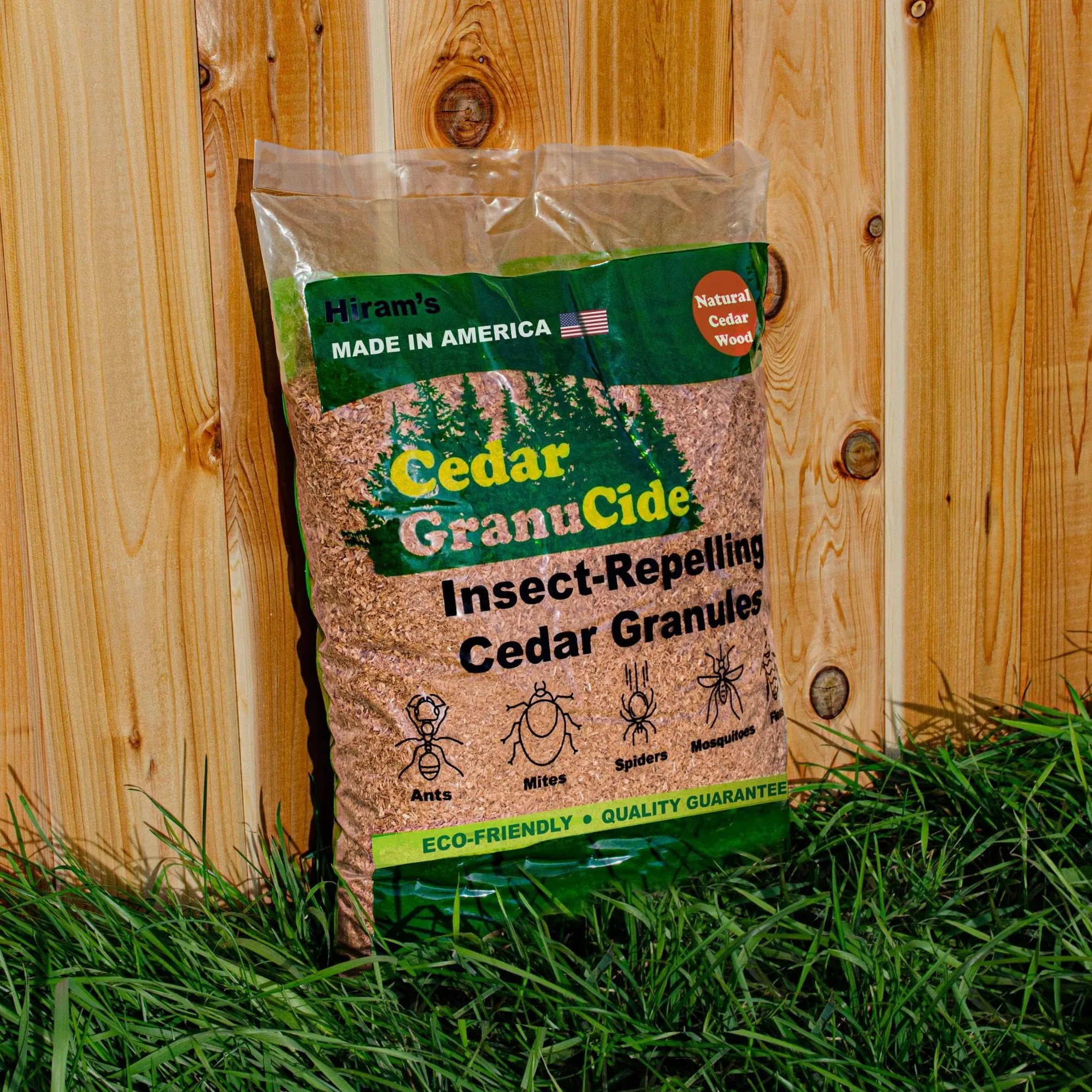 GranuCide - Gránulos de cedro | Chips de cedro para el hogar y el jardín | Repele pulgas, hormigas, pulgones, arañas, mosquitos | huele genial y fácil de usar | 1 bolsa (8 libras)