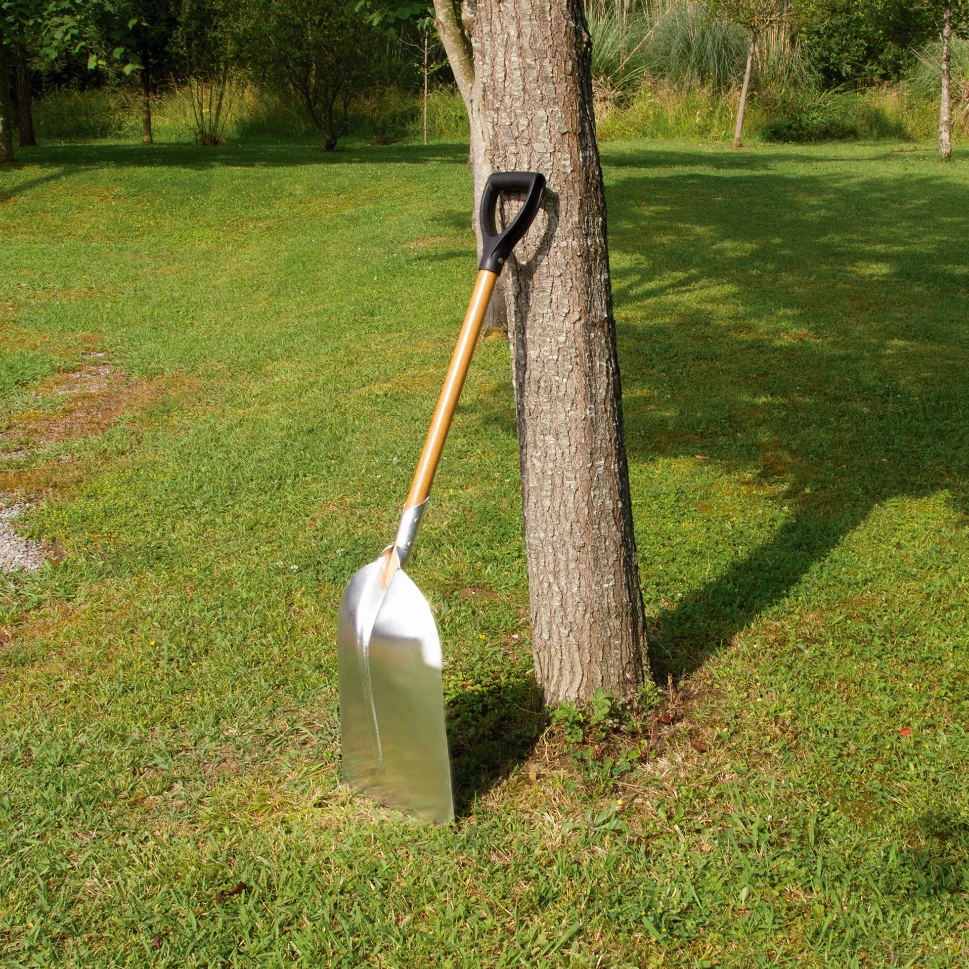 Amig - Pala de Aluminio Cuadrada con Mango de Madera Ergonómico Especial Quitanieve y para Mover y Recoger Hojarasca o Grava - 110 cm, Ligera y Resistente para Uso Doméstico o Profesional, Gris