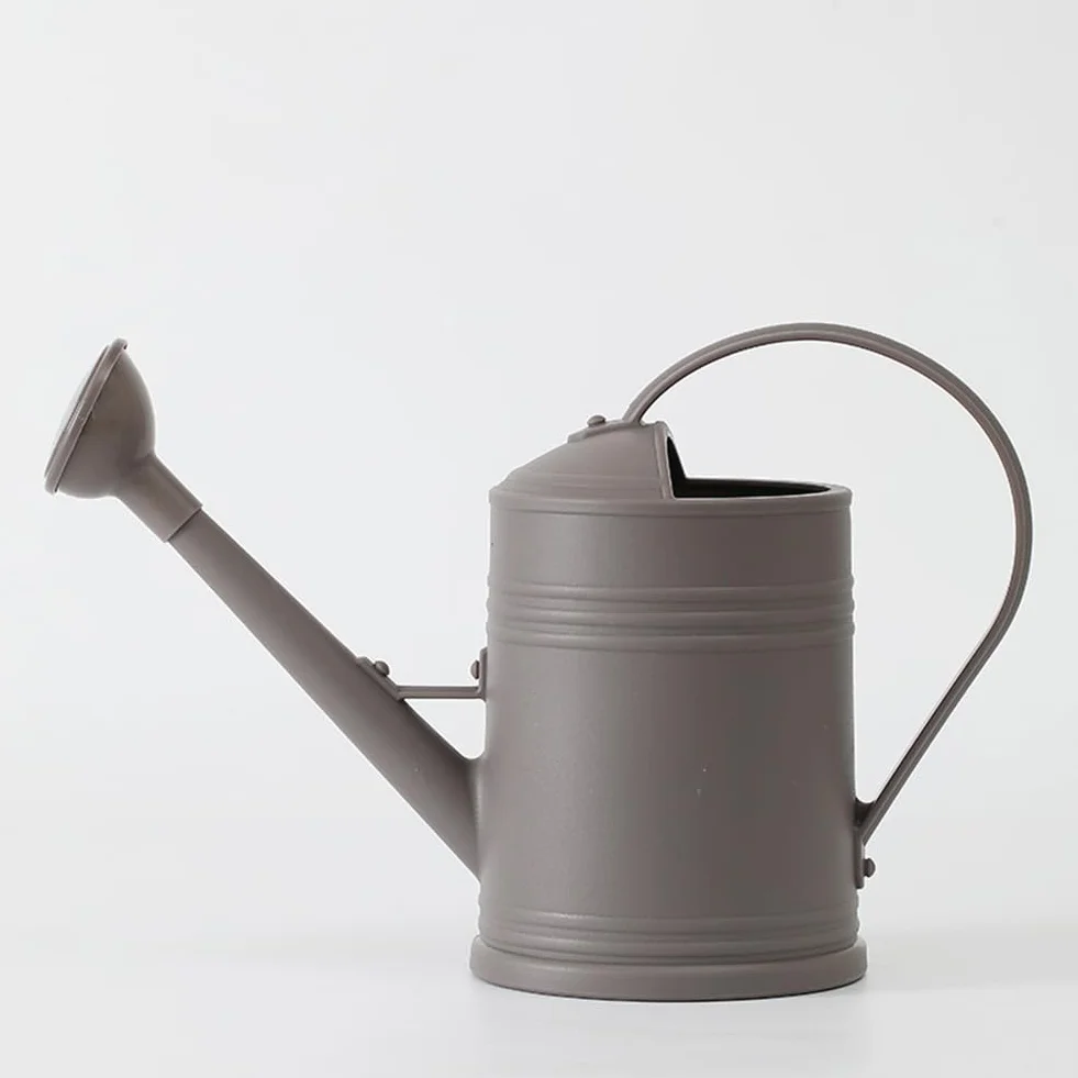 Regadera para interiores y exteriores, pequeña regadera duradera con boquilla larga extraíble, regadera de plástico de alto rendimiento, regadera de plantas de 2 litros de capacidad, color marrón