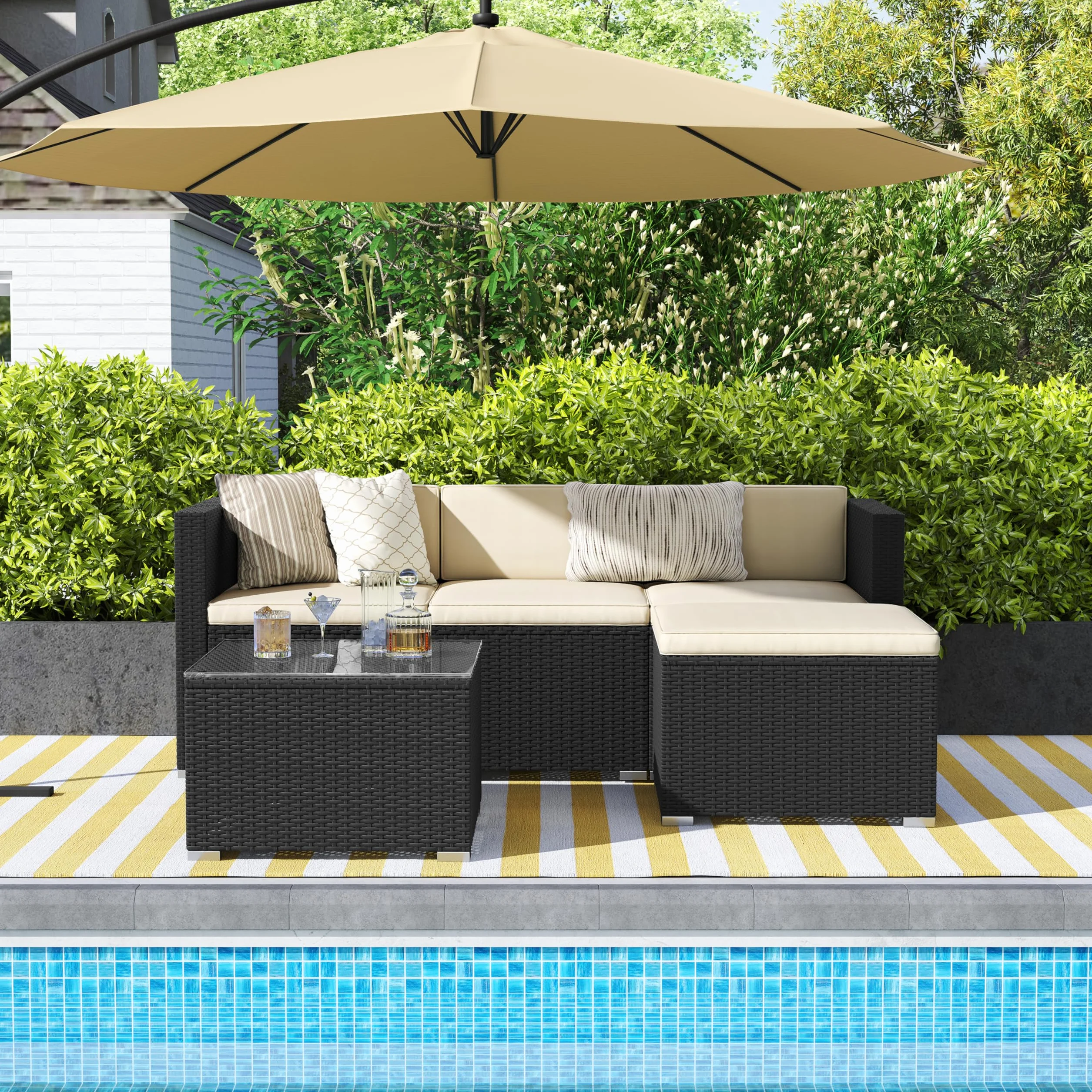 Yaheetech Conjunto de Muebles Ratán de Jardín 5 Piezas con Cojines, 3 Plazas Sofá 1 Taburete y 1 Mesa de Café de Cristal (Negro/Beige)