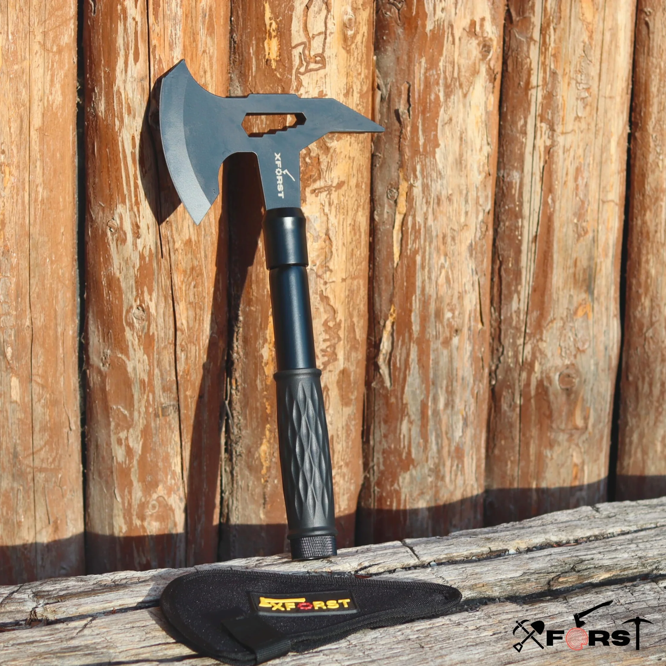 Xforst Hacha de Supervivencia Compacta para Camping, Bushcraft y Exterior, Hoja de Acero al Carbono, Mango Antideslizante con Compartimento, Funda Protectora Incluida, 32 cm y 615 g, X-TM1