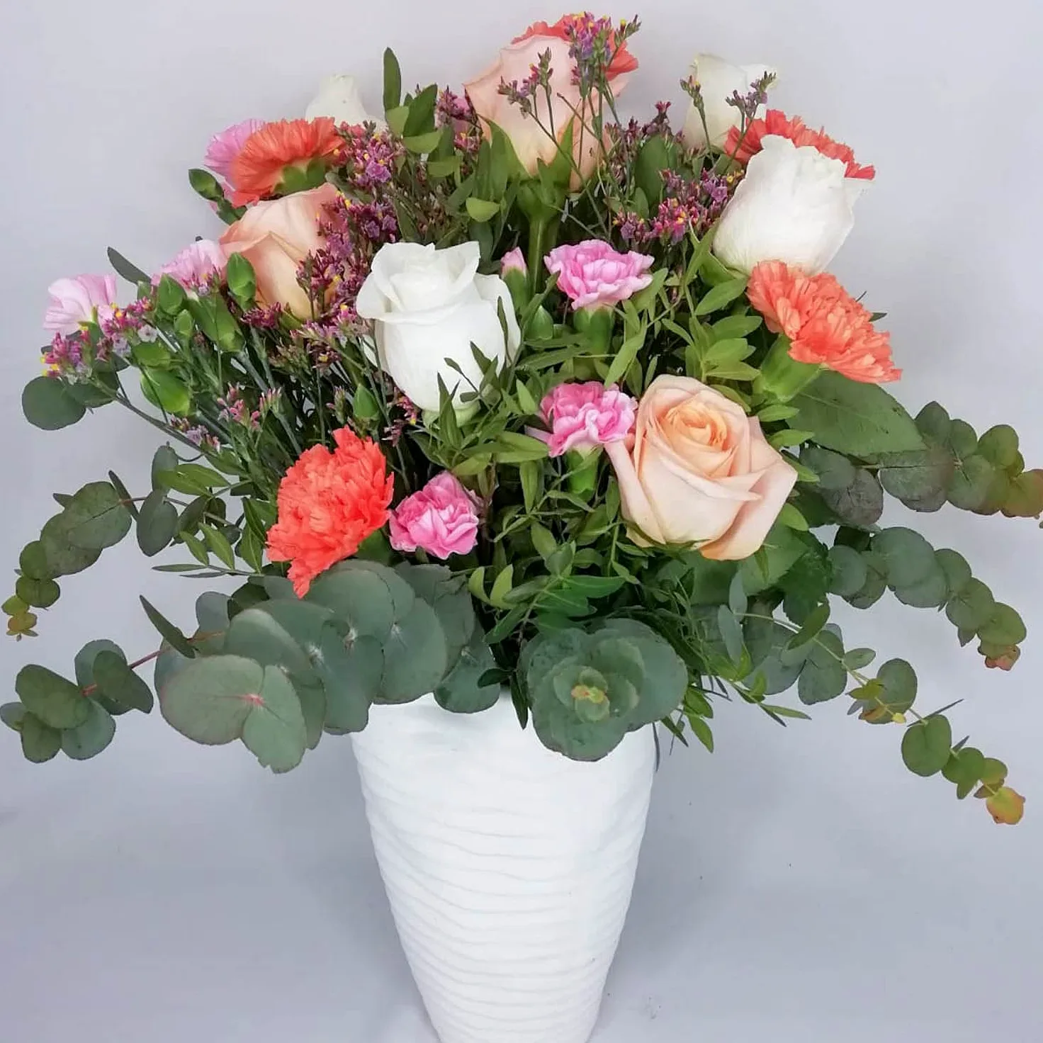 Ramo de flores naturales a domicilio - Flores frescas - Entrega gratis en 24 horas de Lunes a Sábado - Tarjeta dedicatoria - Esencia - Rosa, naranja - Eucalipto