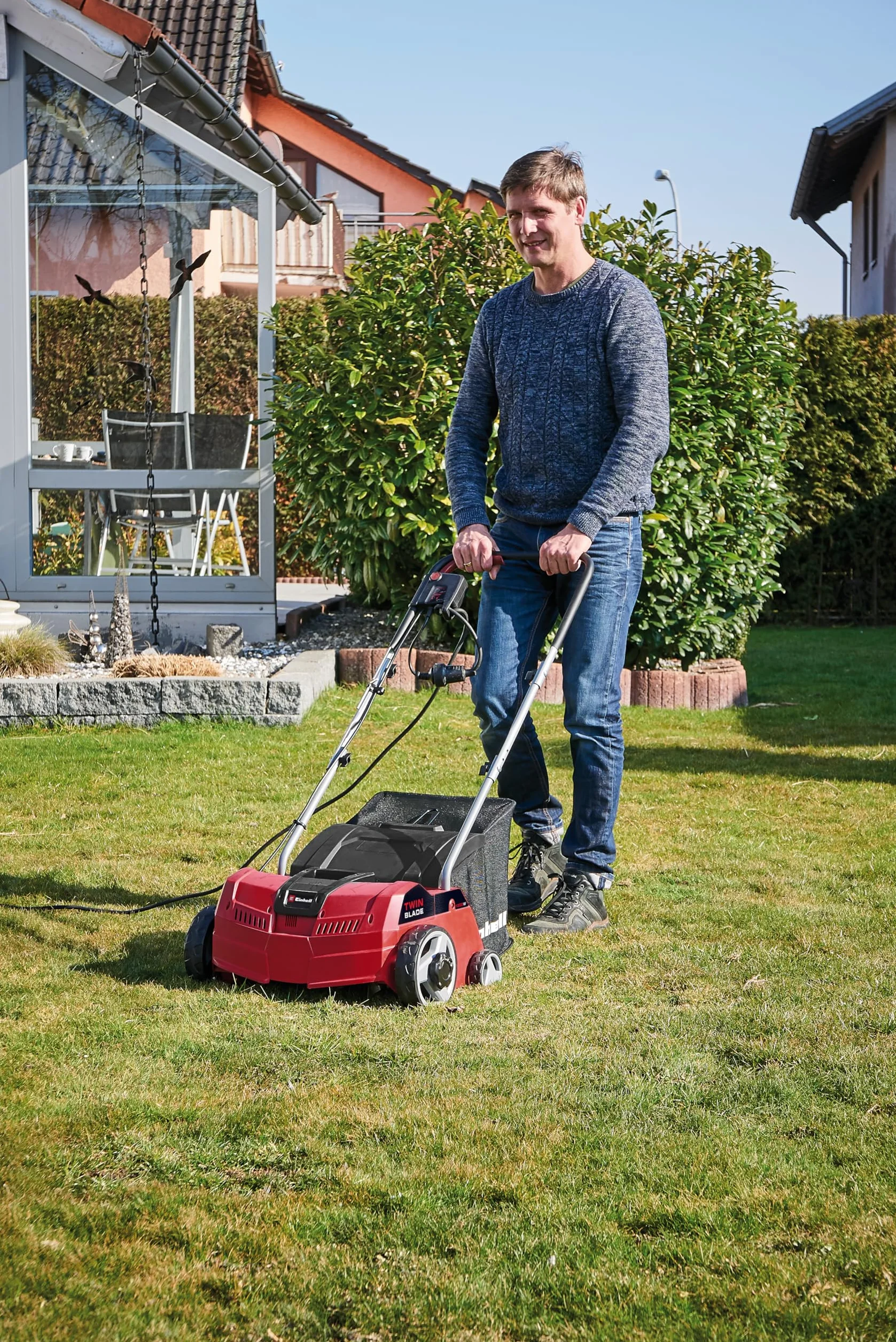 Einhell Escarificador-aireador eléctrico GC-SA 1231/1 (hasta 300m², 1200W, Potente Motor con Cierre en hileras, Bolsa colectora 28L de Volumen, Rodillo de Cuchillas + Rodillo de aireación)