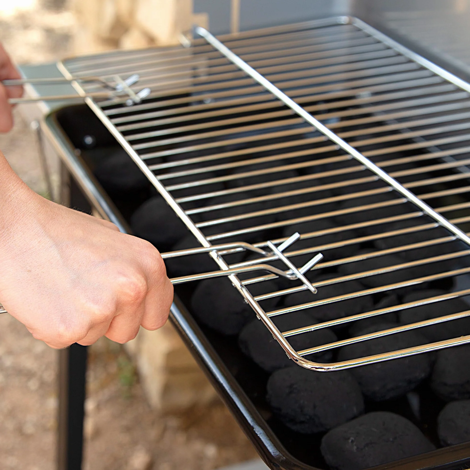 Aktive 52973 - Barbacoa carbón y leña 90x32x85 cm con control de temperatura y dos mangos extraíbles, 4 alturas regulables, 2 ruedas y asa de transporte, Fácil y rápida de montar