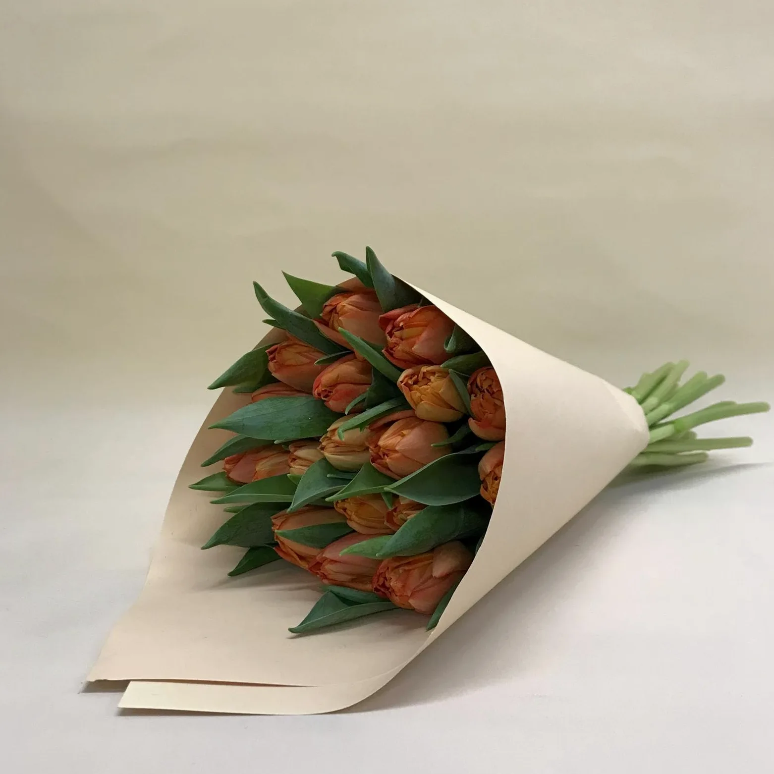 Ramo 20 Tulipanes Naturales Naranja para Regalar. PORTES GRATIS