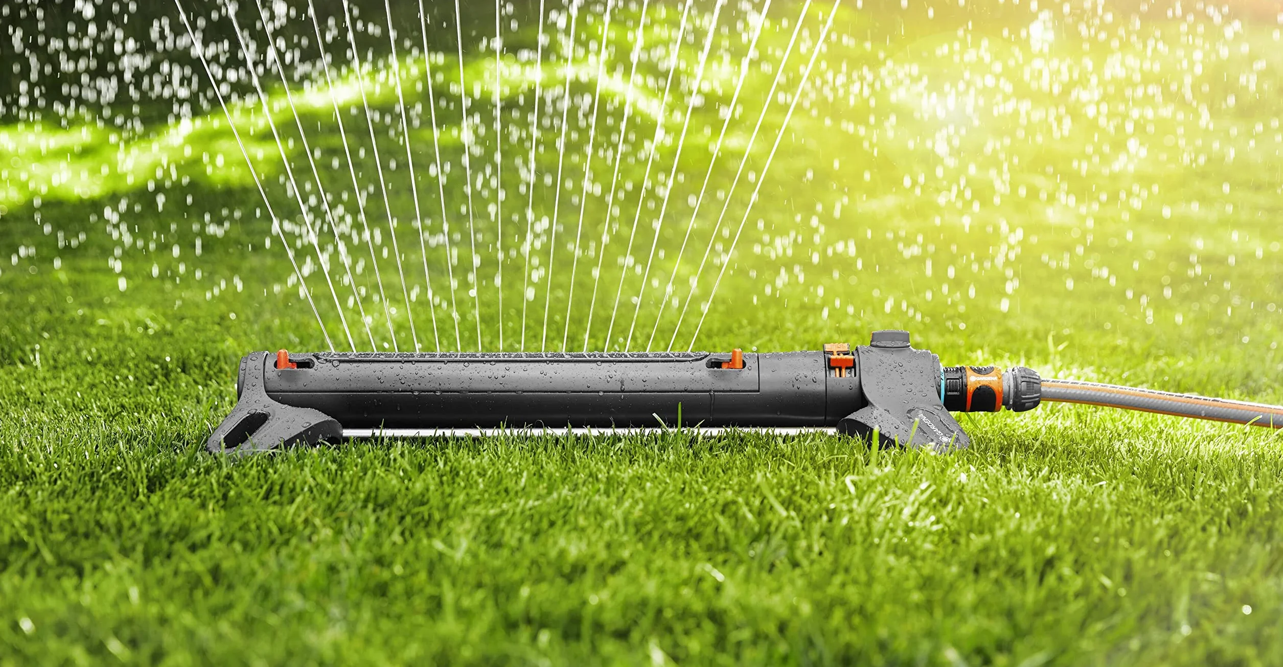 Aspersor oscilante Gardena AquaZoom L: aspersor para regar superficies de entre 28 y 350 m², radio de alcance 7-21 m, amplitud de riego 4-17 m, filtro de metal integrado (18714-20)