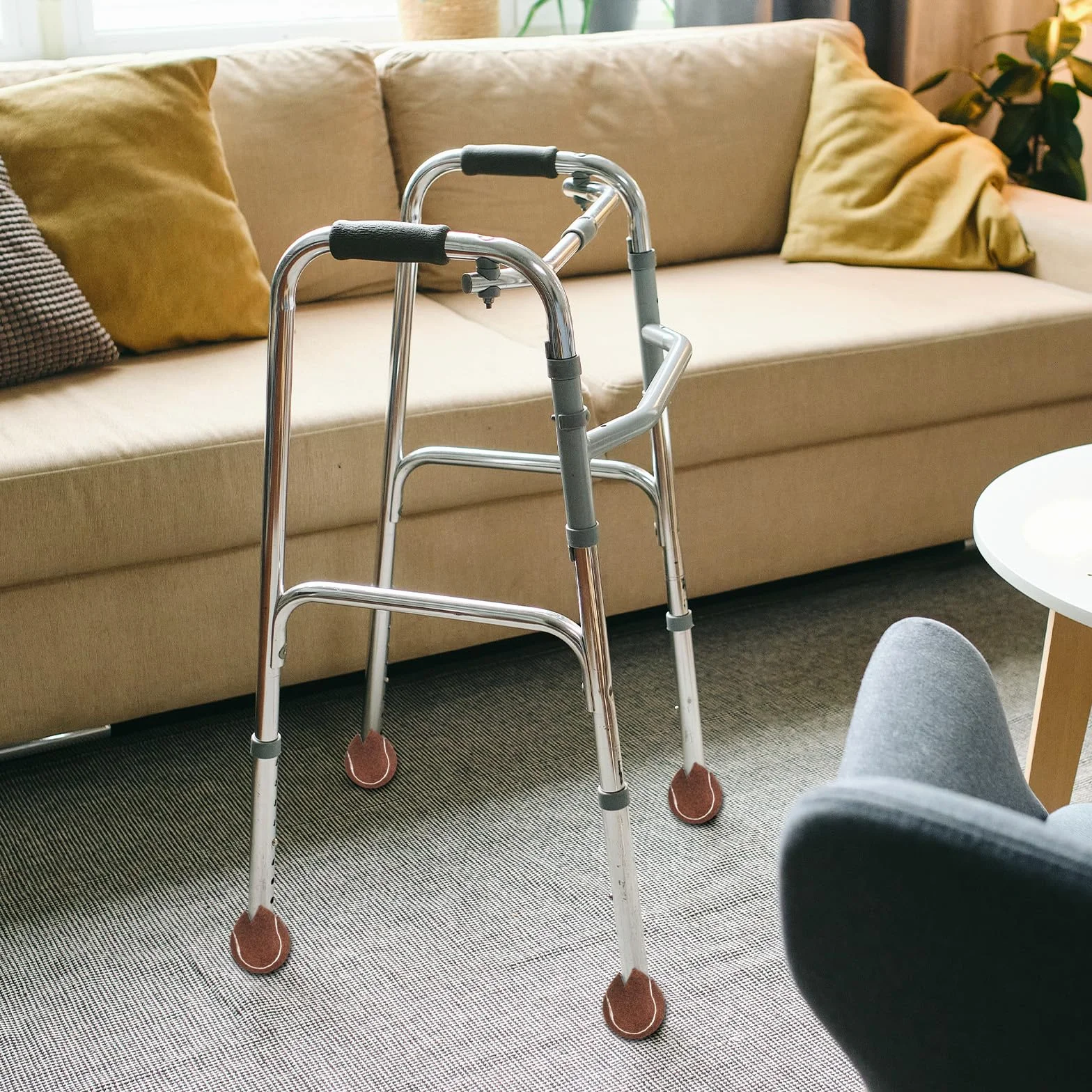 QUARKZMAN 12 Piezas Bolas de Tenis Precortadas para Andadores, Accesorios Deslizamiento Patas Muebles Protección Suelos, Blanco