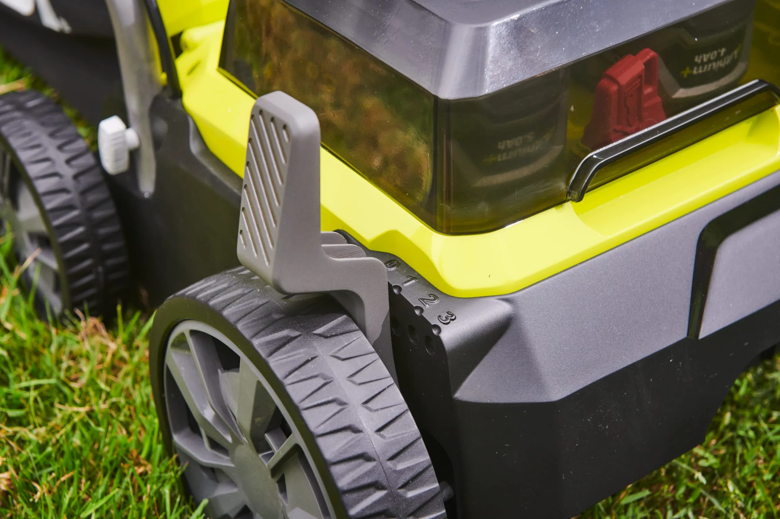 RYOBI - Escarificador Brushless Inalámbrico 36V One+ (2 x 18V) - Ancho 35cm - 4 Posiciones de Trabajo - Rodillo con 16 Cuchillas - Empuñadura Ajustable - sin Batería ni Cargador - RY18SFX35A-0