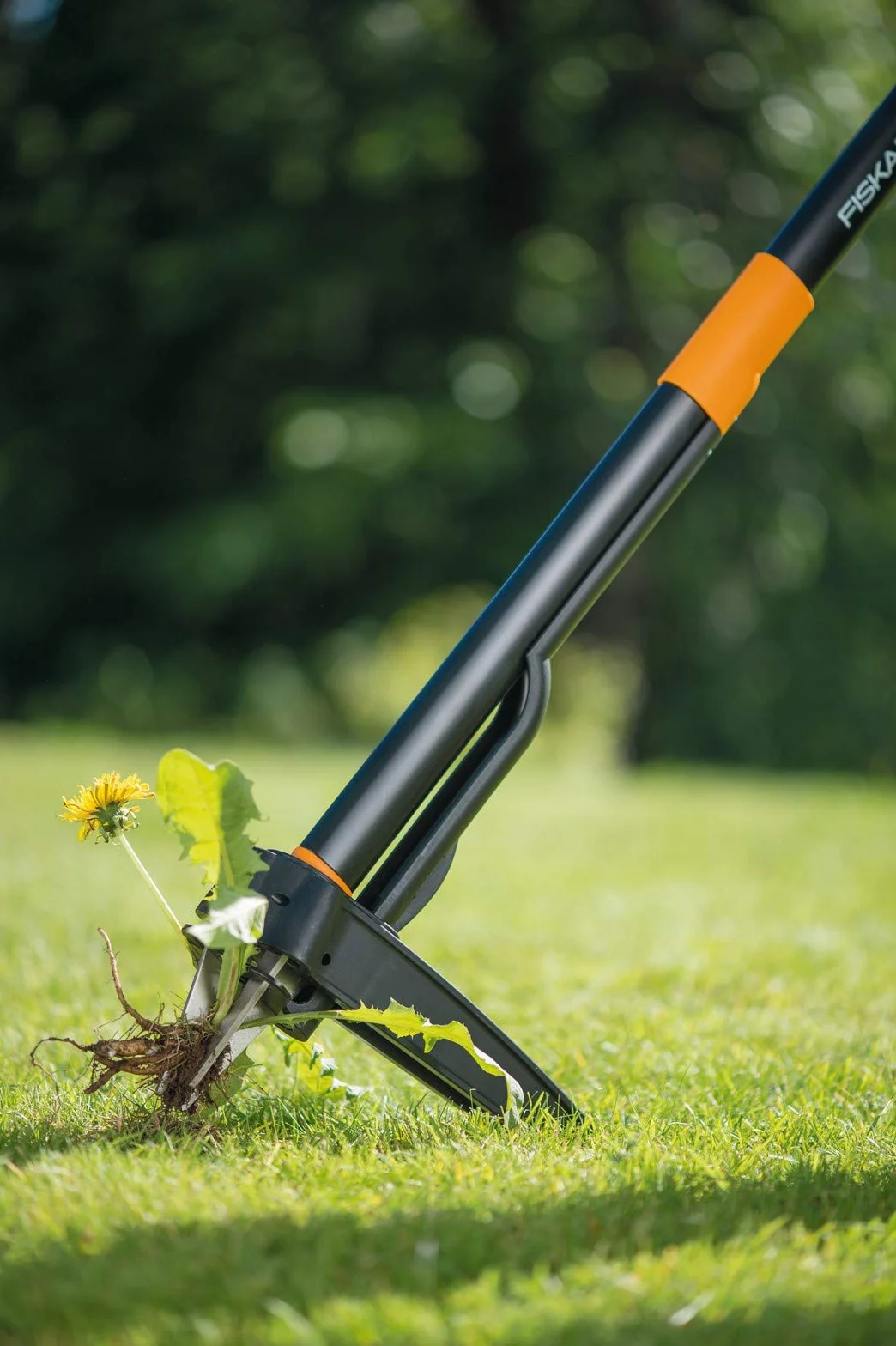 Fiskars Extractor de maleza, Longitud: 1 m, Mango de acero inoxidable/Mango de plástico, Negro/Naranja, Xact, 1020126