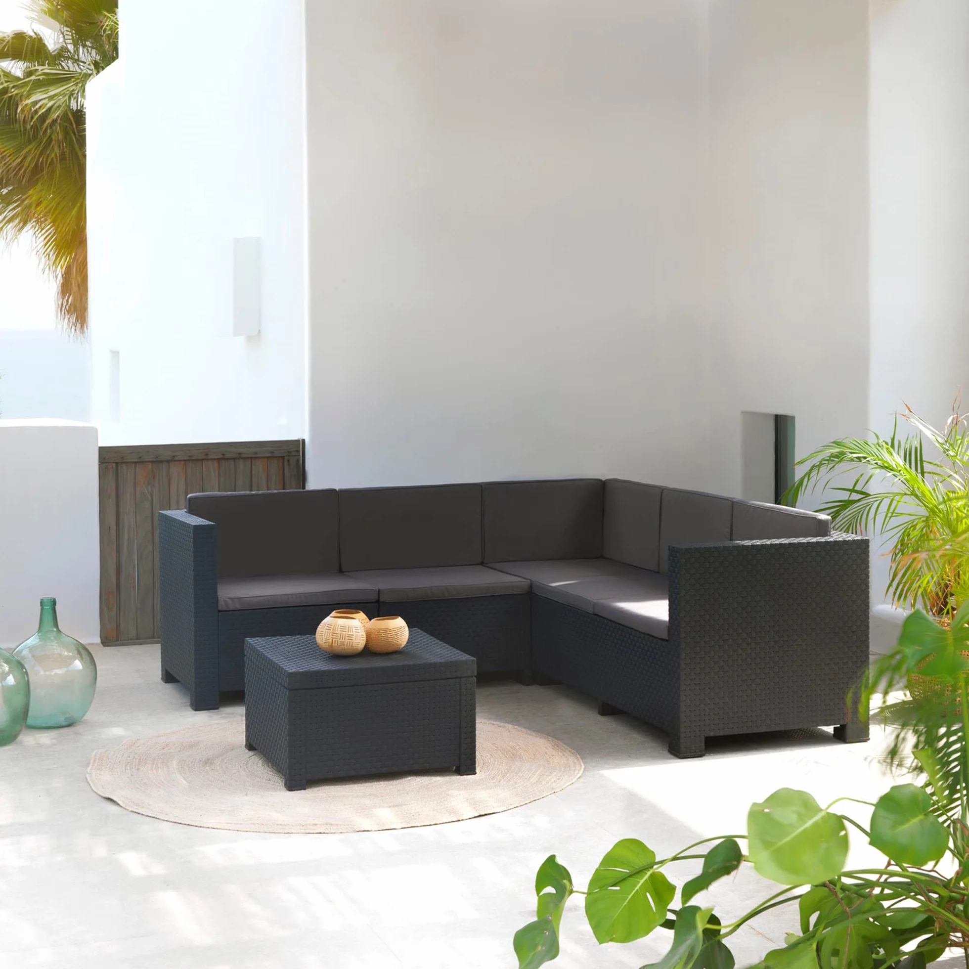 SP Berner - Set de Muebles de Jardín y Terraza Oasis Color Grafito - Tres Piezas - Sofá Canapé 3 y 2 Plazas y Mesa de Centro con Almacenaje - Fabricado en España con Plástico Reciclado