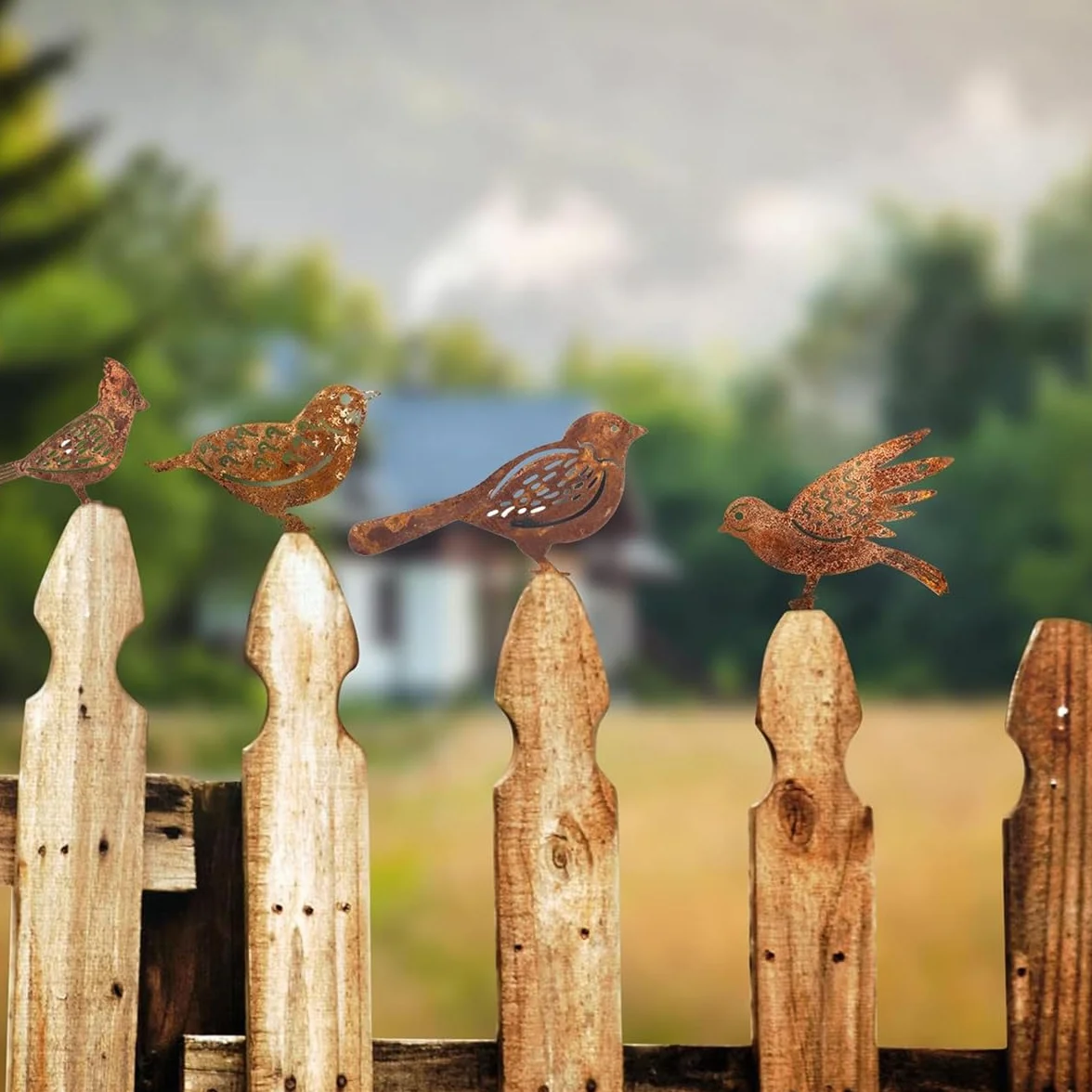 Paquete de 4 estacas de metal con pátina rústica para pájaros, ideales para vallas de madera y adornos de jardín.