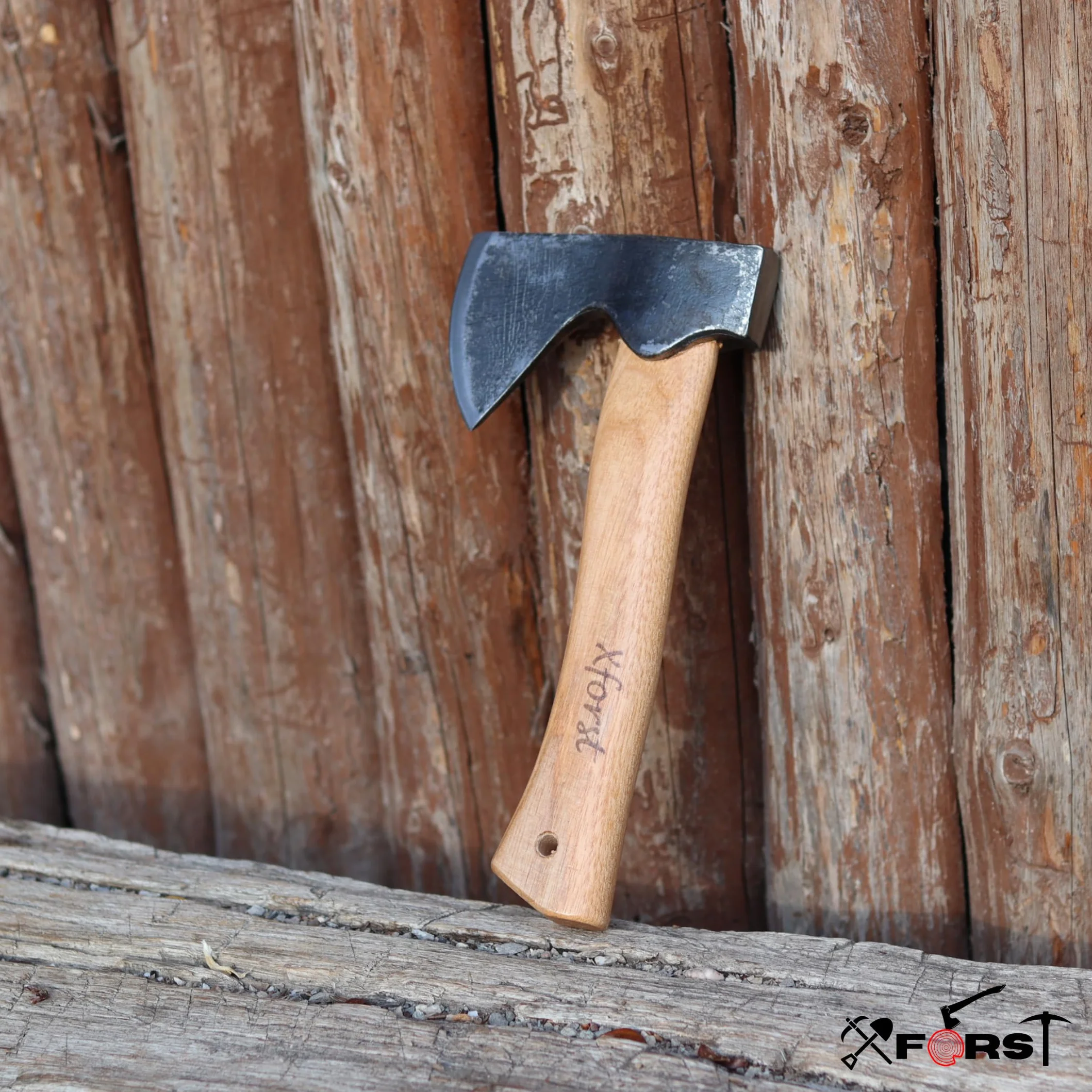 Xforst Hacha vikinga AG1Black, mango de nogal + protecciónde corte auténtica