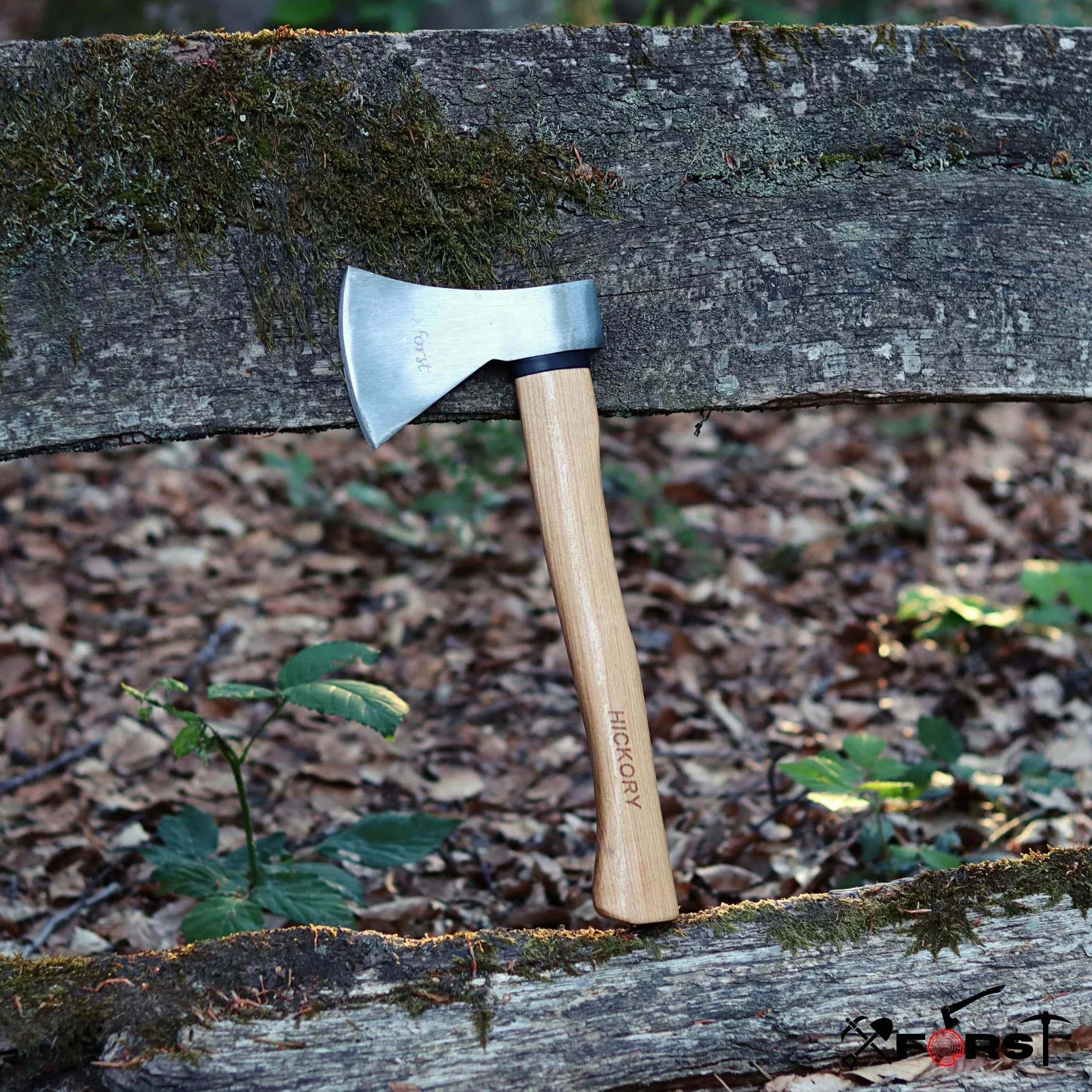 Xforst Hacha de Mano para Leña, Camping y Jardín, Hoja de Acero al Carbono con Mango de Madera de Hickory, Cabeza 800 g, 40,5 cm, Conforme a DIN 5131 y TÜV/GS, con Funda Protectora, X-UW800C