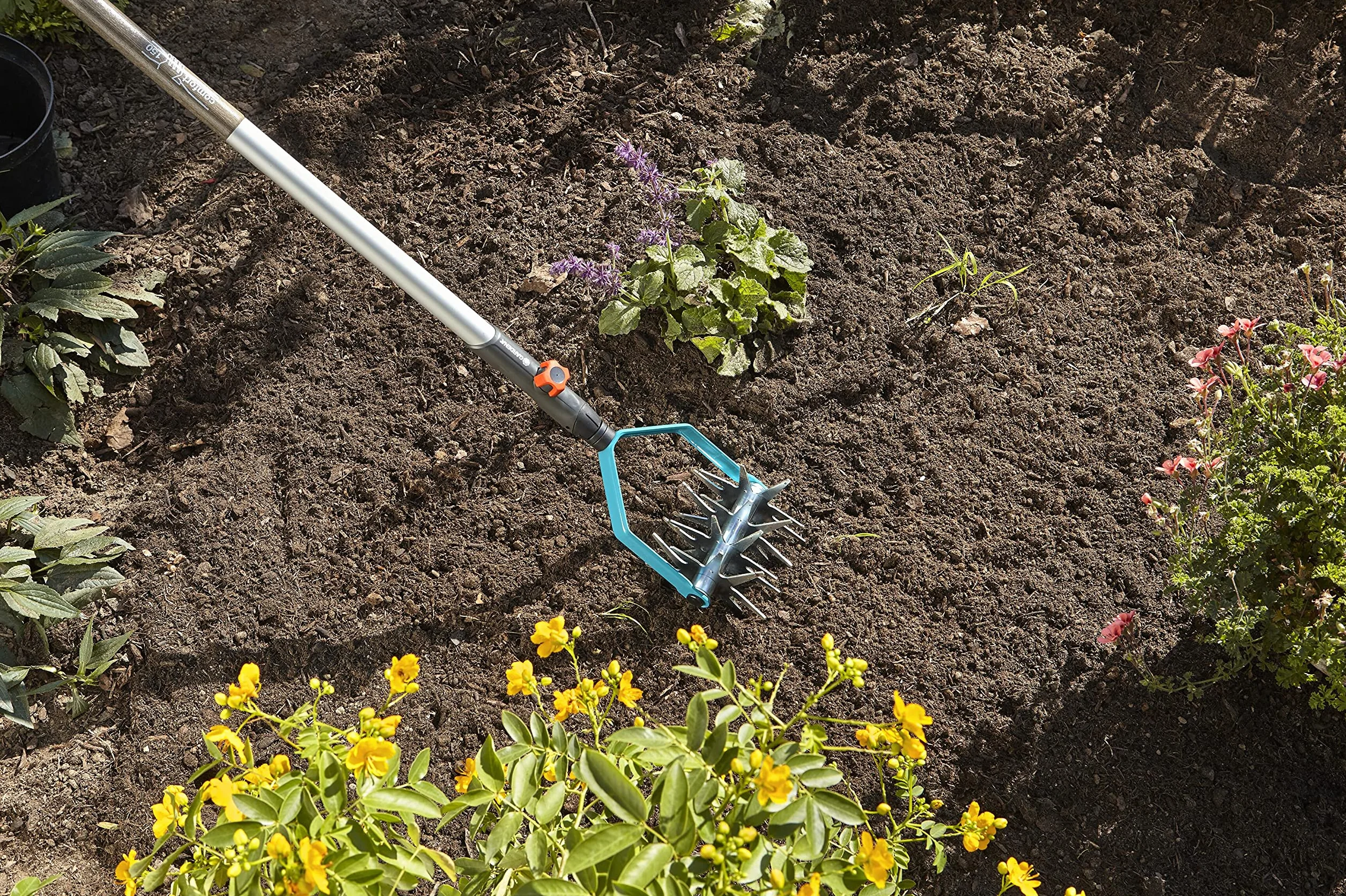 Desterronador-escardilla combisystem Gardena: escardilla para mullir y preparar siembra, ancho 14 cm, acero de calidad, recubierta con plástico termoestable, ruedas en estrella galvanizadas (3195-20)