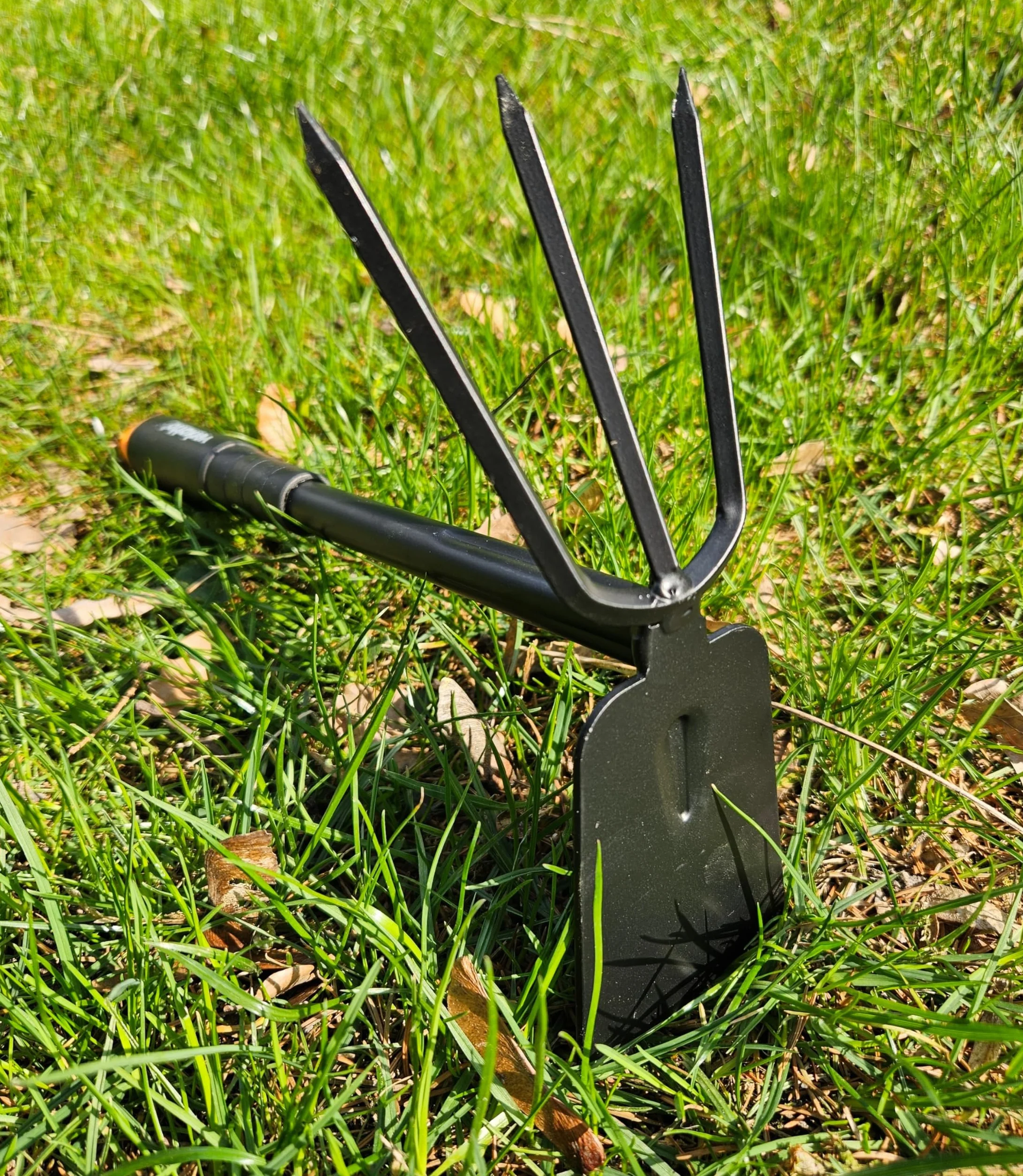 Mivos Azada doble de jardín Tridente para deshuesar y desherbar el suelo - Doble azada con 3 dientes - Azada de dos cabezas de metal para trasplante - Ancho 7 cm