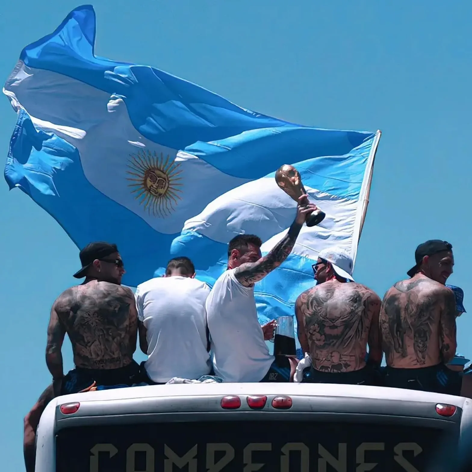 Bandera Grande de Argentina 90x150 cm (5x3ft) Gigante Estandarte argentino para Mundial de Fútbol 2026 Fiesta Nacional Juegos Olímpicos Deportes Decoración Adornos Bar Jardín Calle Tifosos