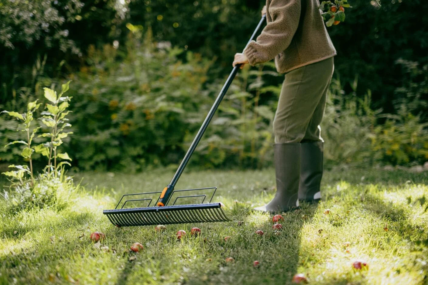 Fiskars OneClick Rastrillo para Césped | Cambio sin esfuerzo con un solo clic, acero al carbono, negro/naranja, 1080680