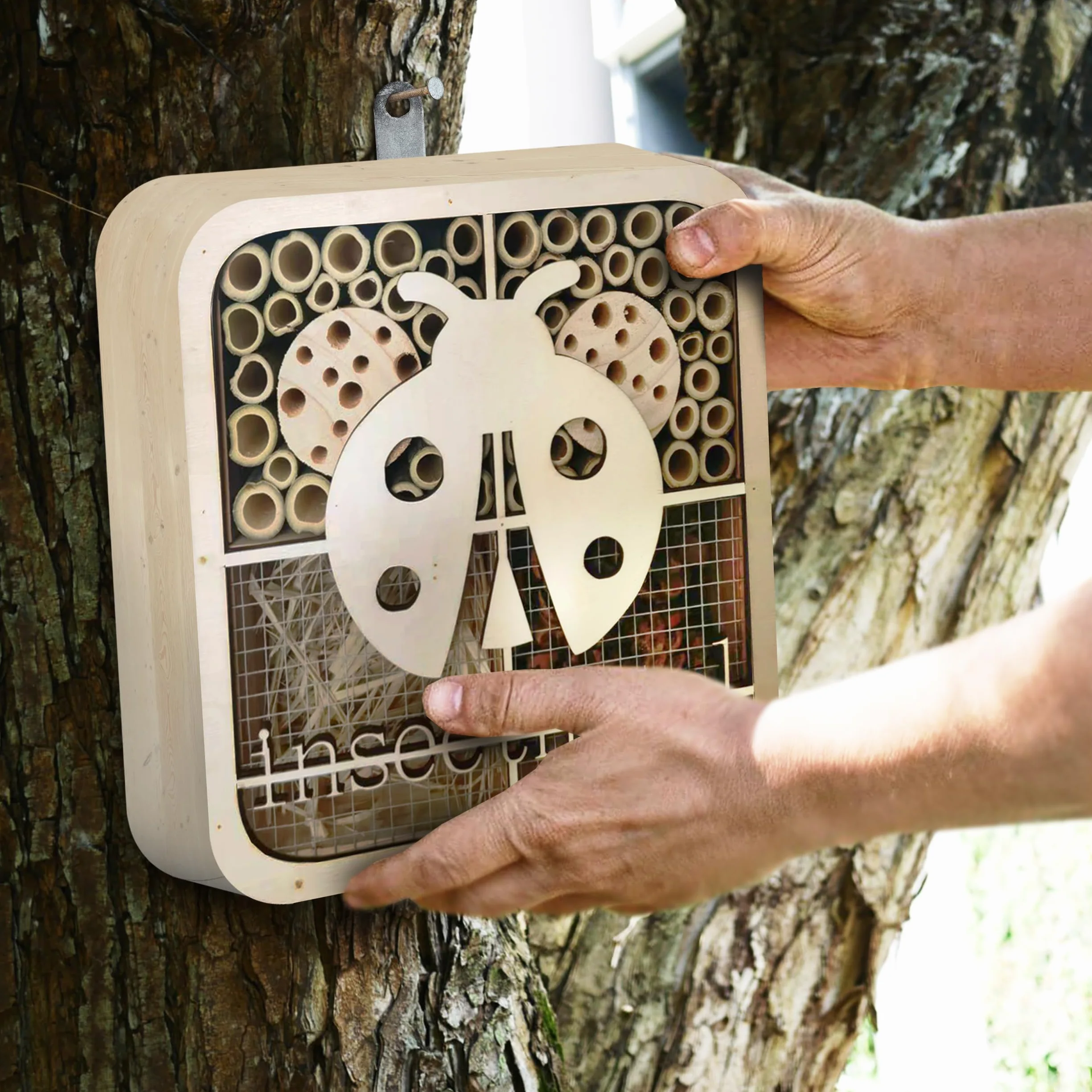ISOTRONIC Hotel para Insectos de Madera Natural – Casa para Abejas, Mariquitas y Otros Insectos – Hotel de bambú para Abejas, Ideal para jardín y balcón – Diseño Moderno de Panal (Mariquita)