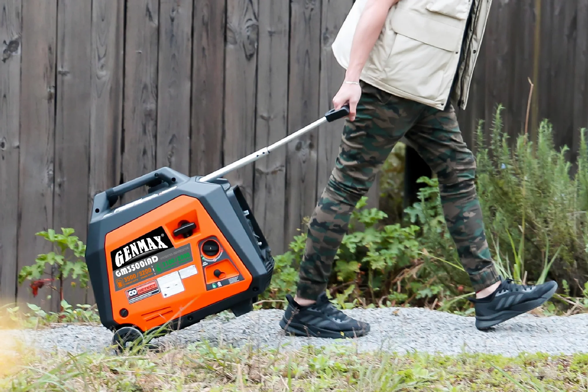 GENMAX Generador inversor portátil, motor de gas o propano súper silencioso de 3500 W con capacidad paralela, arranque manual, ideal para acampar, viajes al aire libre. Cumple con la EPA